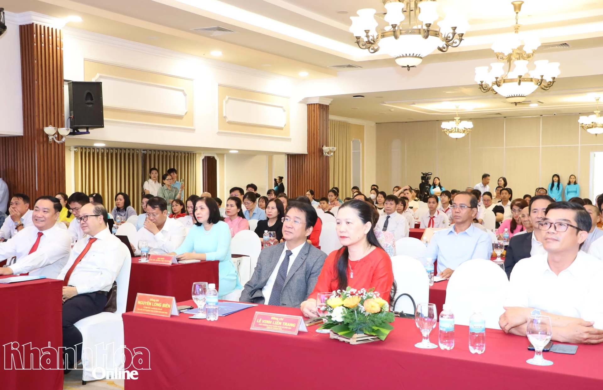 Đồng chí Nguyễn Long Biên và các đại biểu tham dự buổi lễ.