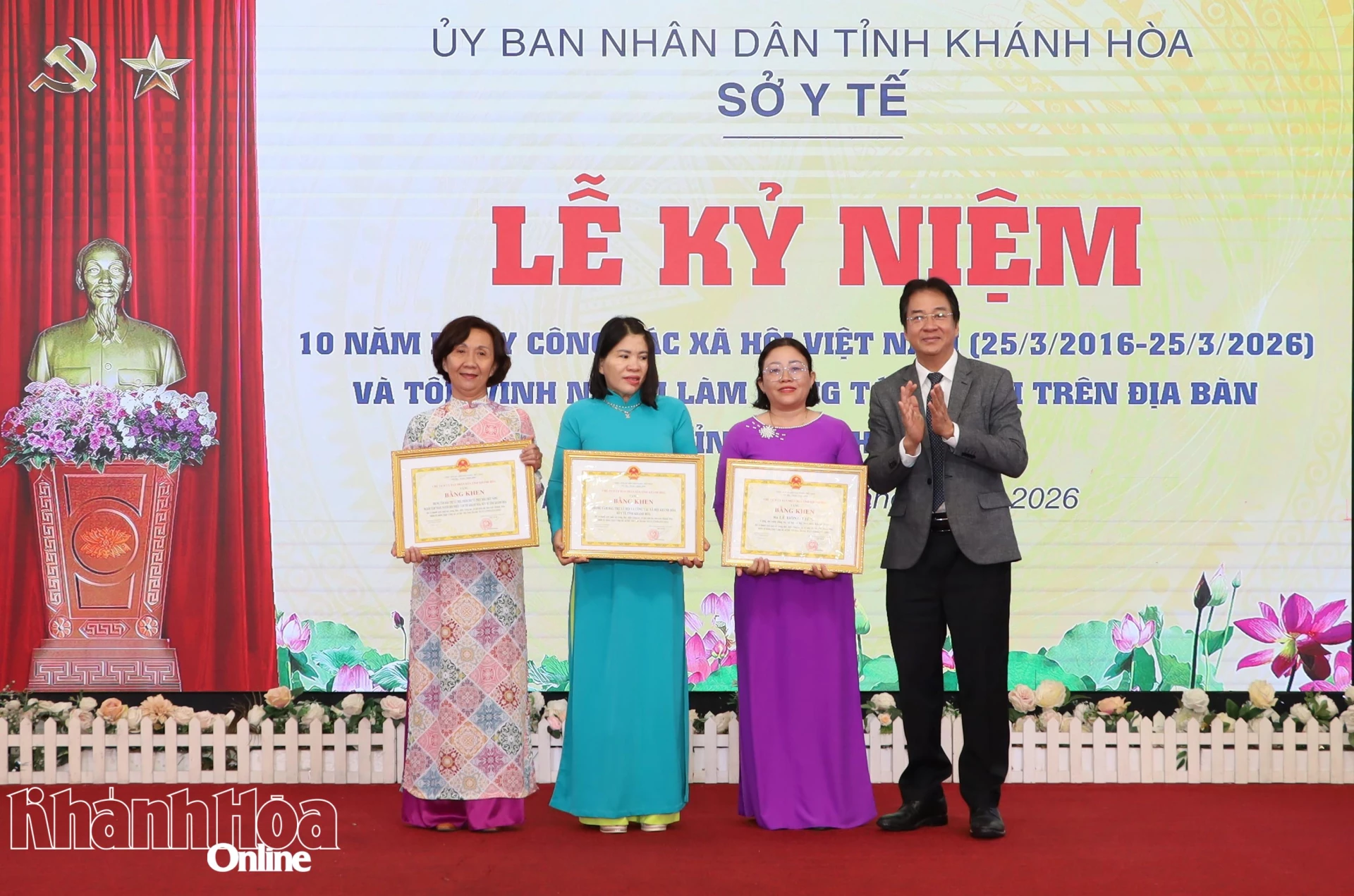 Đồng chí Nguyễn Long Biên trao bằng khen cho 2 tập thể và 1 cá nhân có thành tích xuất sắc.