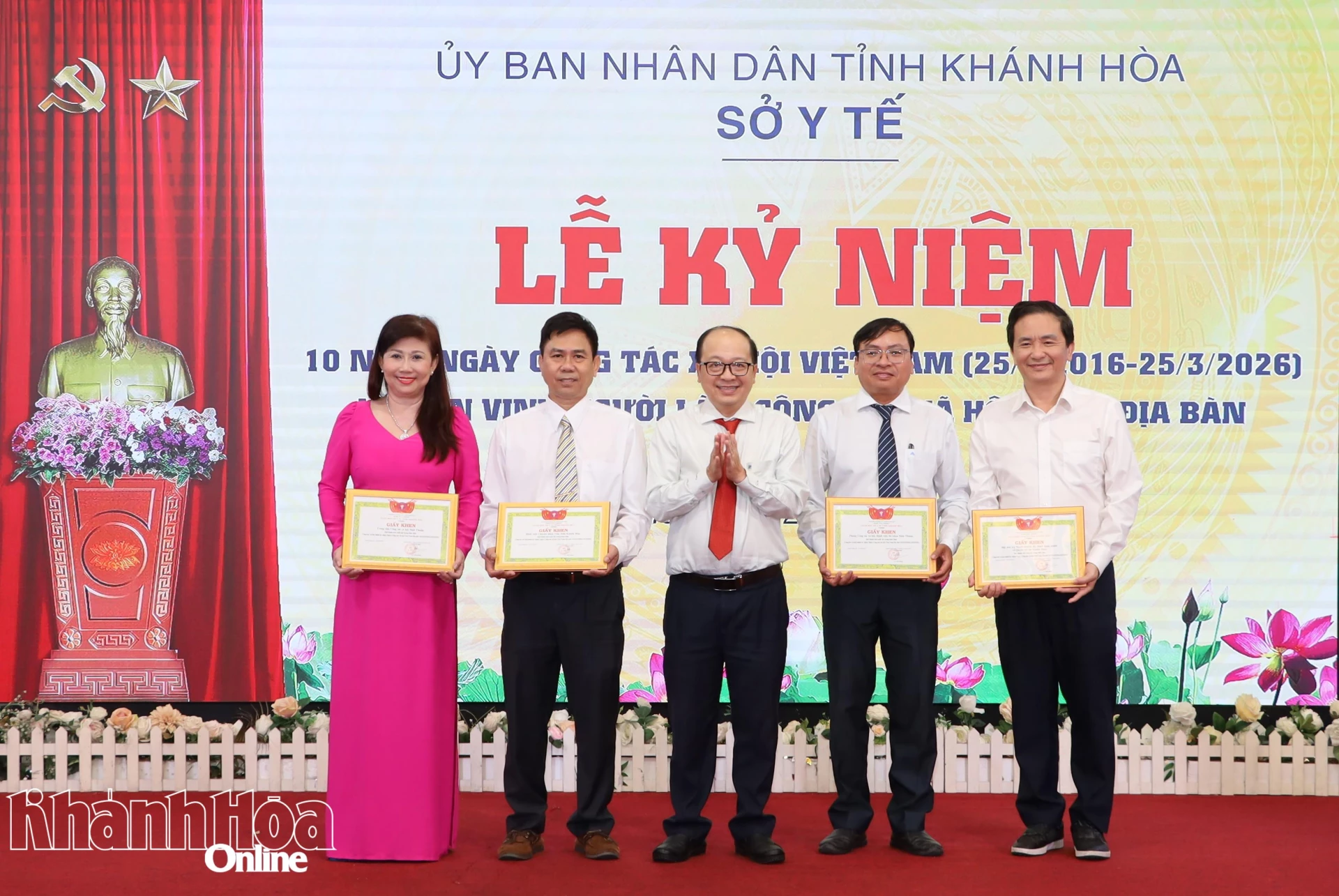 Bác sĩ Lê Văn Khoa - Giám đốc Sở Y tế trao giấy khen cho những tập thể xuất sắc.