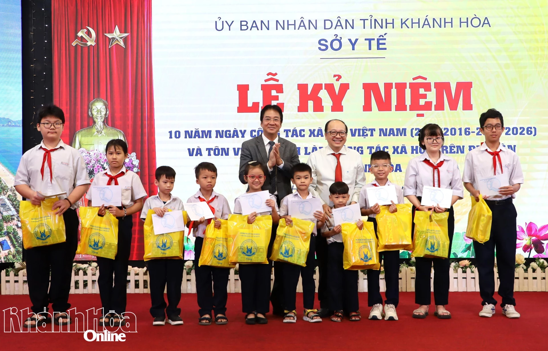 Đồng chí Nguyễn Long Biên và Giám đốc Sở Y tế Lê Văn Khao trao hỗ trợ cho học sinh có hoàn cảnh khó khăn.