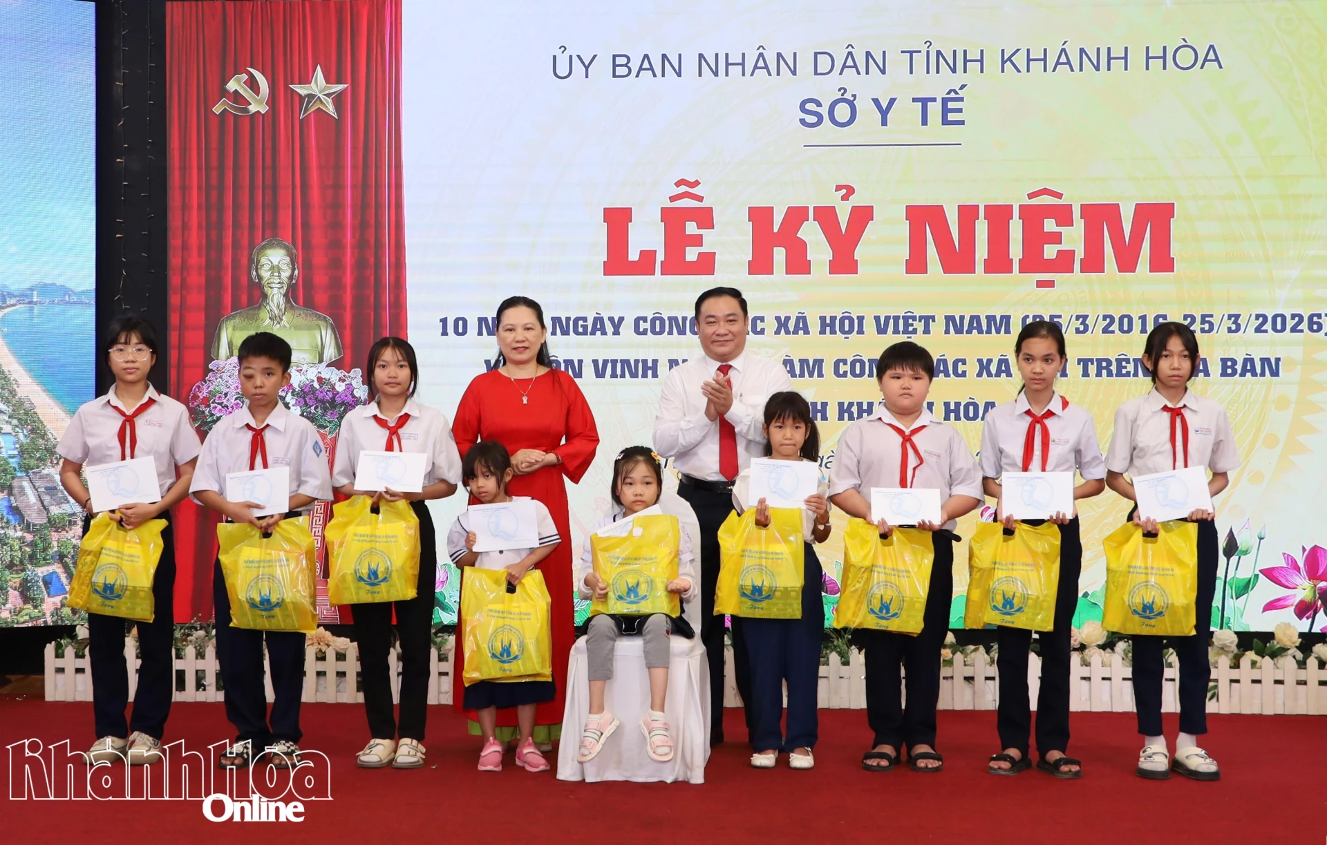 Phó Trưởng ban Tuyên giáo và Dân vận Tỉnh ủy Lê Vinh Liên Trang và ông Trịnh Ngọc Hiệp - Phó Giám đốc Sở Y tế trao hỗ trợ cho học sinh có hoàn cảnh khó khăn.