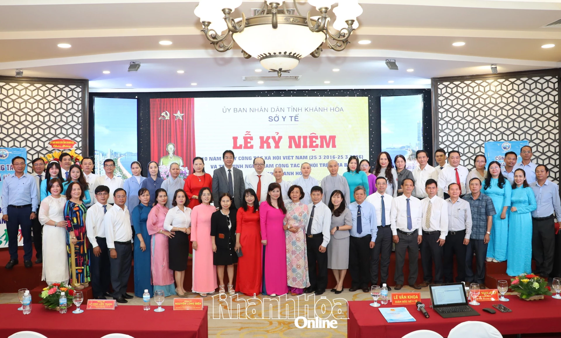 Các đại biểu chụp ảnh lưu niệm tại buổi lễ.