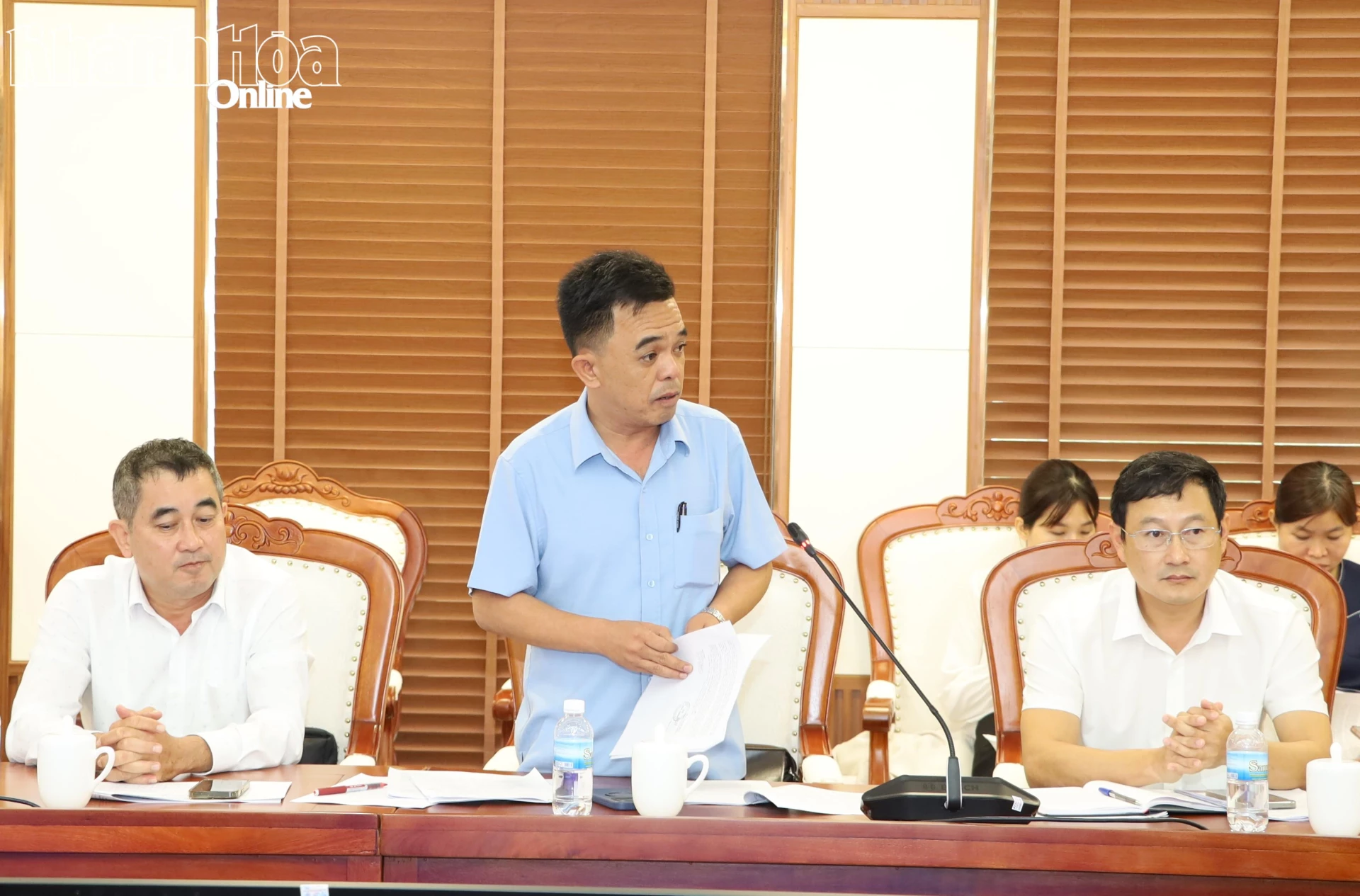 Ông Nguyễn Thanh Sơn - Chủ tịch UBND xã Vạn Ninh báo cáo tại cuộc họp.