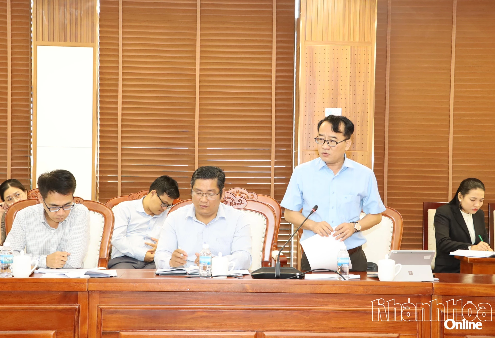 Ông Võ Chí Vương - Giám đốc Sở Nội vụ trao đổi một số nội dung tại cuộc họp.