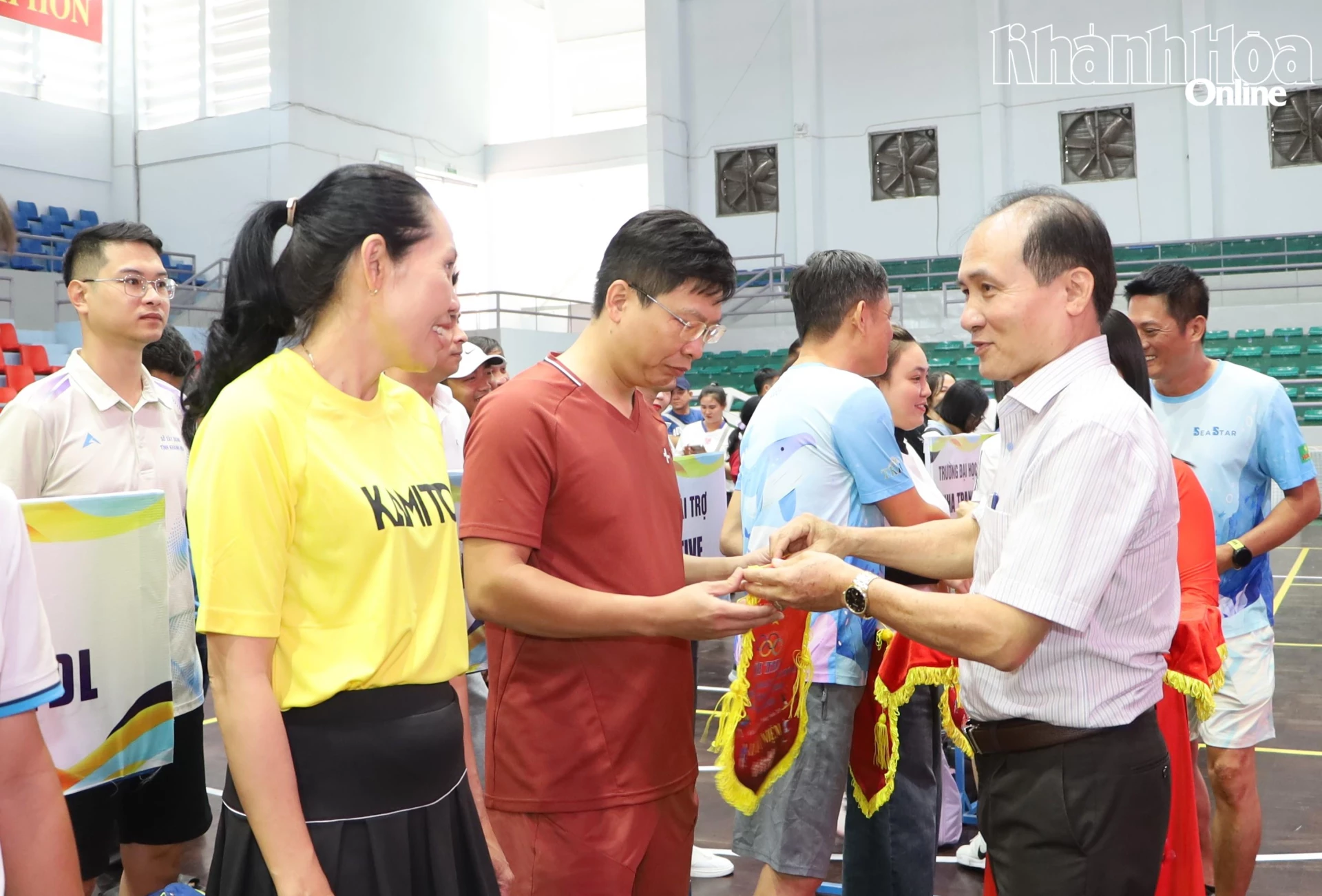 Lãnh đạo Sở Văn hóa, Thể thao và Du lịch trao cờ lưu niệm cho các đội tham gia hội thao.