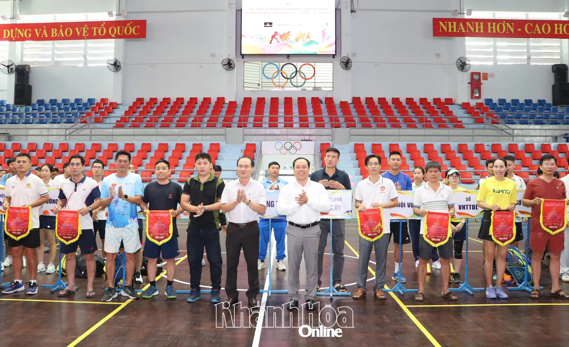 Ban Tổ chức trao cờ lưu niệm cho các đội tham gia hội thao.