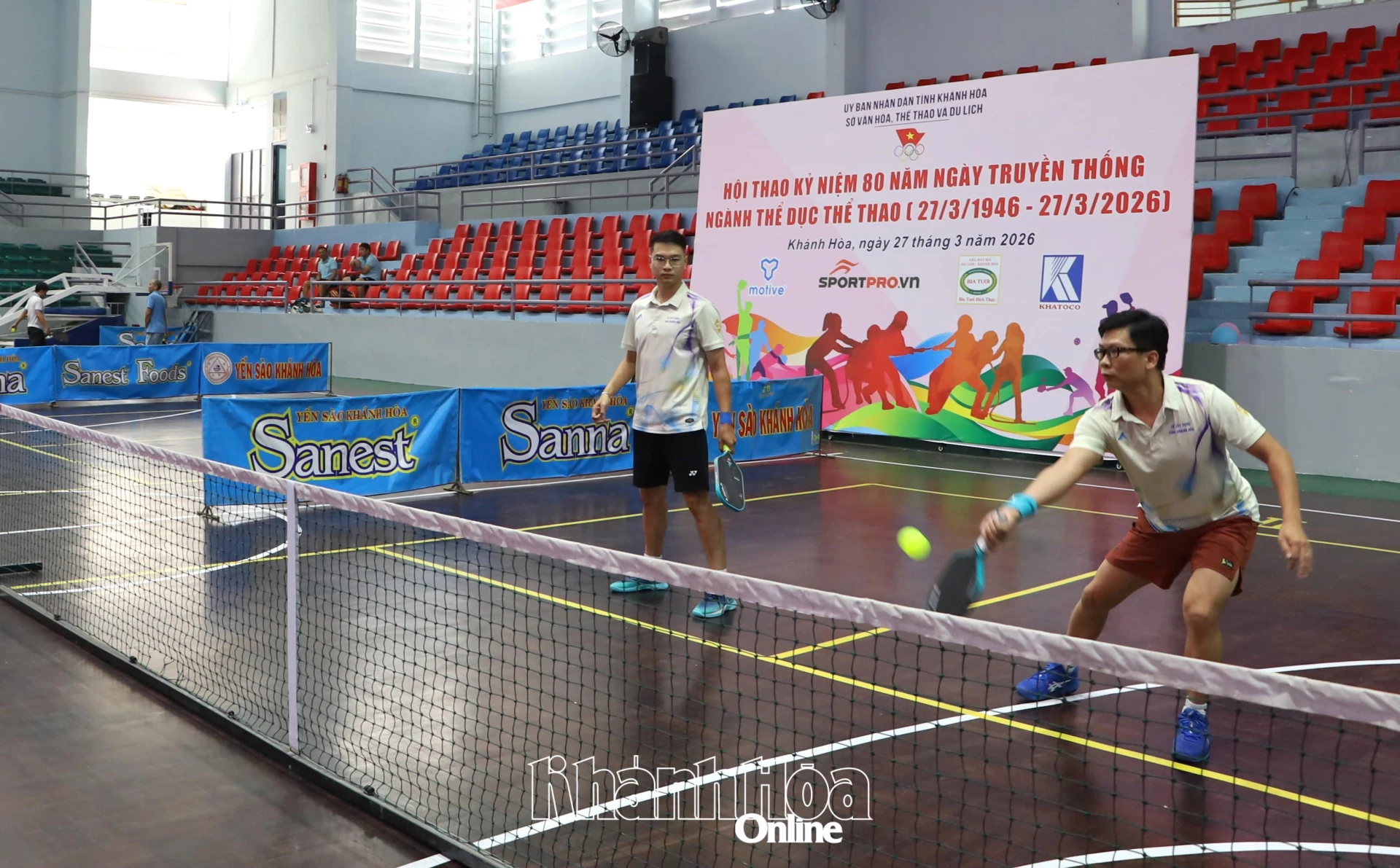 Cặp đôi nam môn pickleball tranh tài.