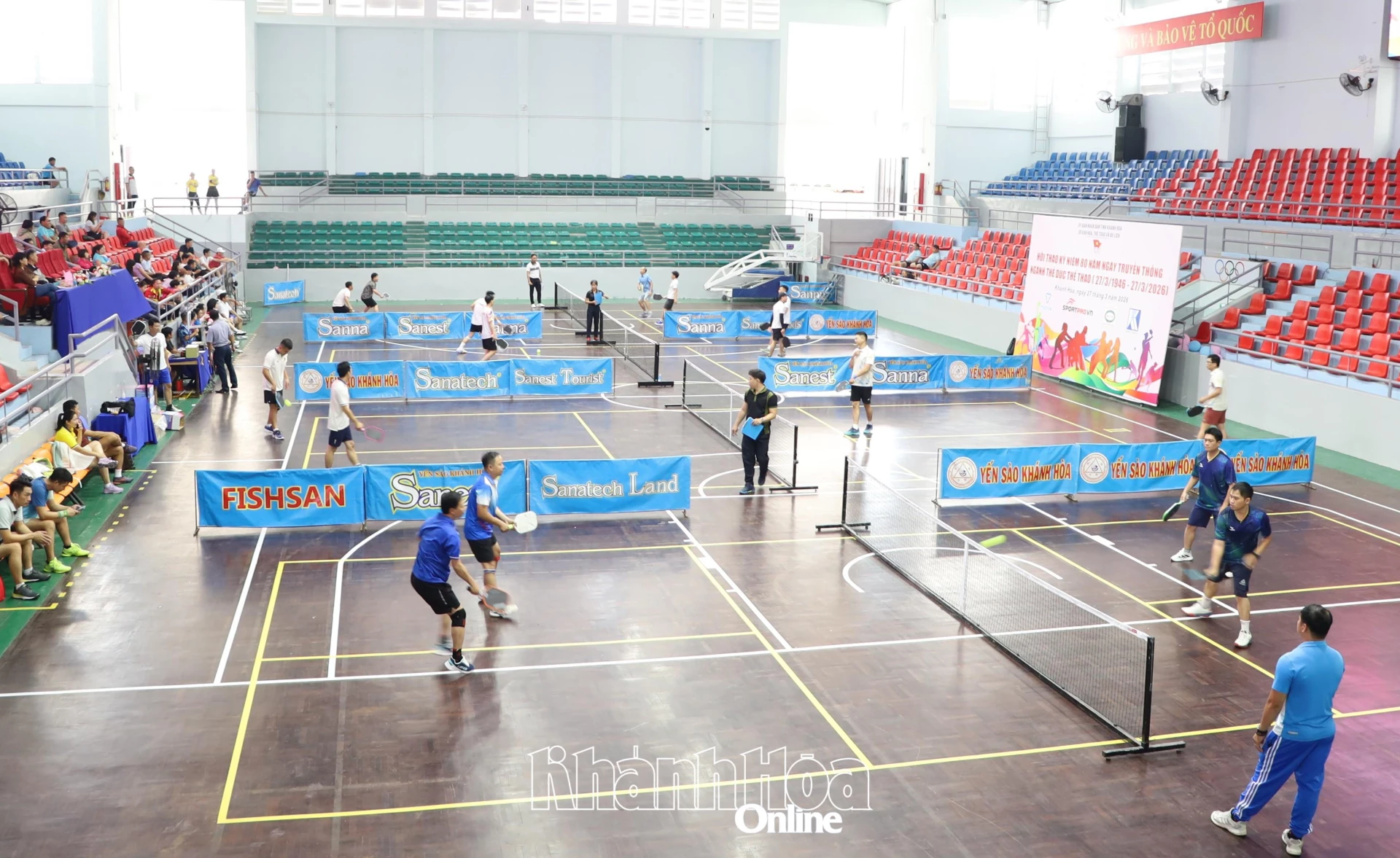 Các vận động viên nam tranh tài môn pickleball.