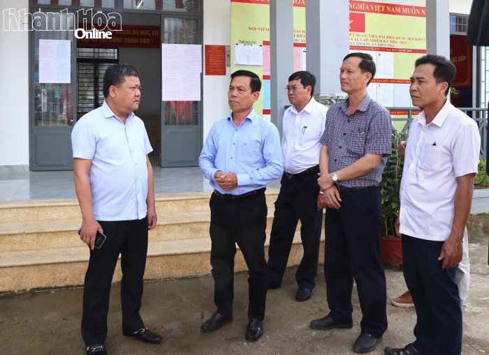 Chủ tịch UBND tỉnh Trần Phong kiểm tra công tác chuẩn bị bầu cử tại một số xã