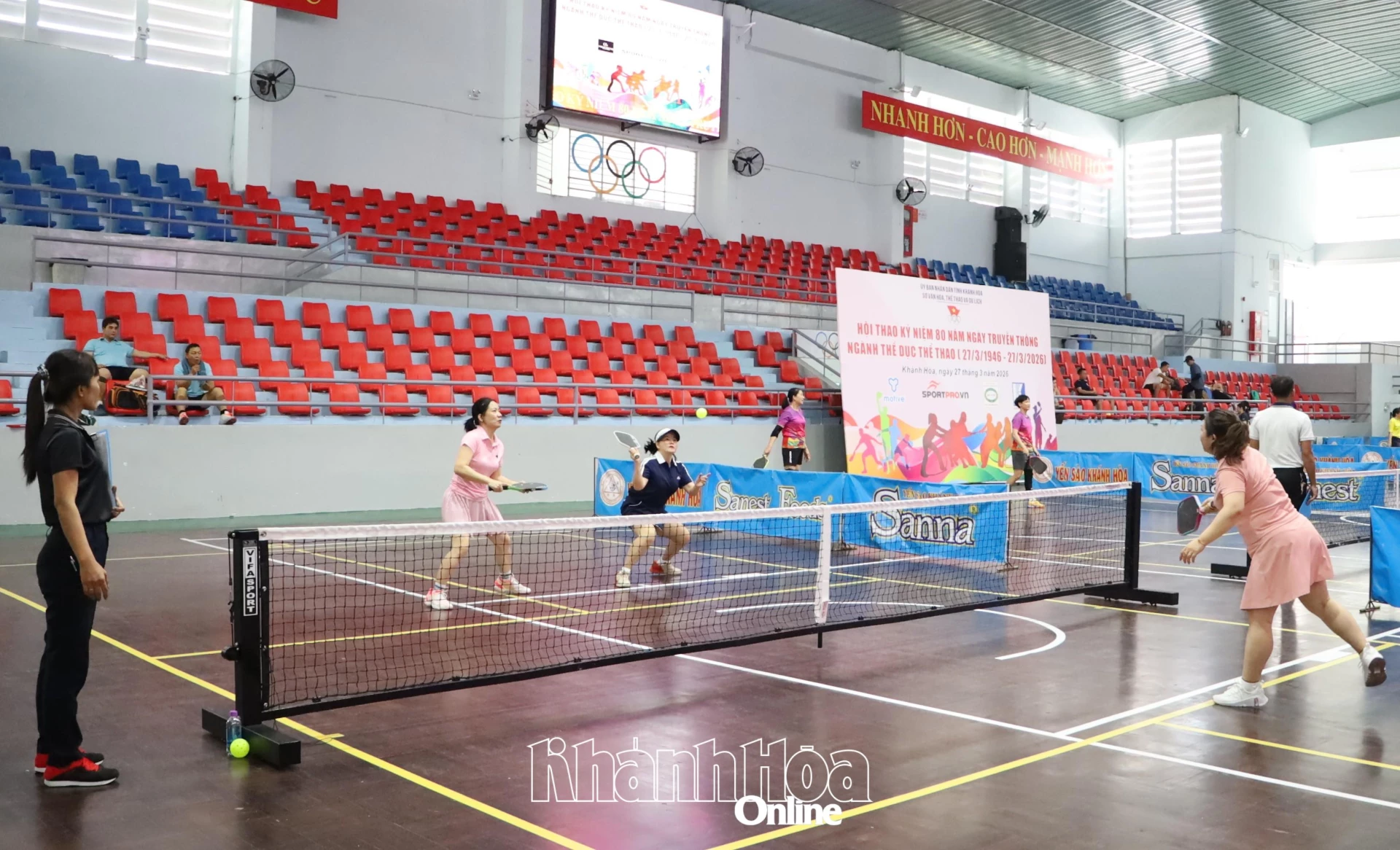 Các vận động viên nữ tranh tài môn pickleball.