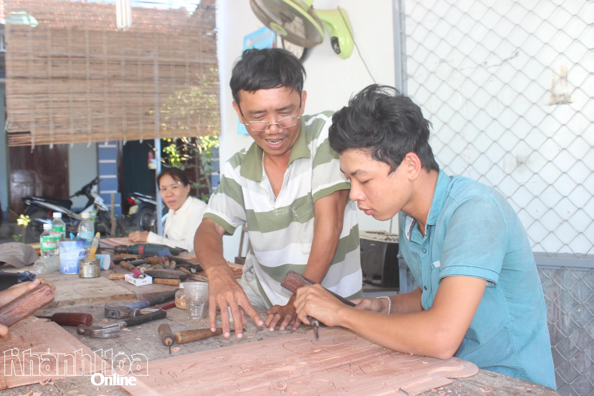 Dạy nghề mộc cho người khuyết tật ở xã Diên Khánh.