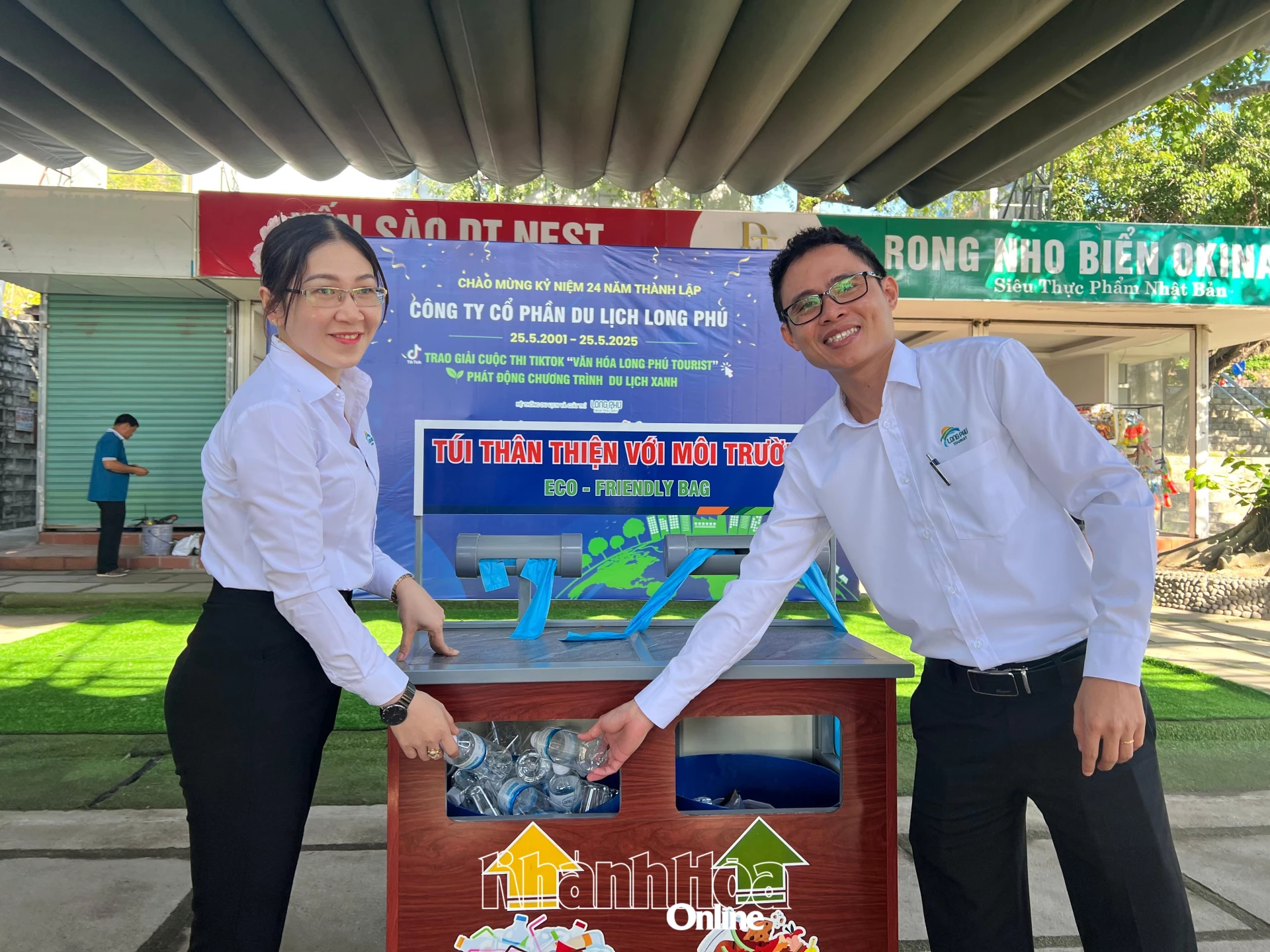 Công ty Du lịch Long Phú đã trang bị thùng rác 2 ngăn để cán bộ, nhân viên và du khách sử dụng.