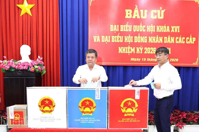 Chủ tịch UBND tỉnh Trần Phong dự khai mạc và bỏ phiếu bầu tại Khu vực bỏ phiếu số 14, phường Nha Trang