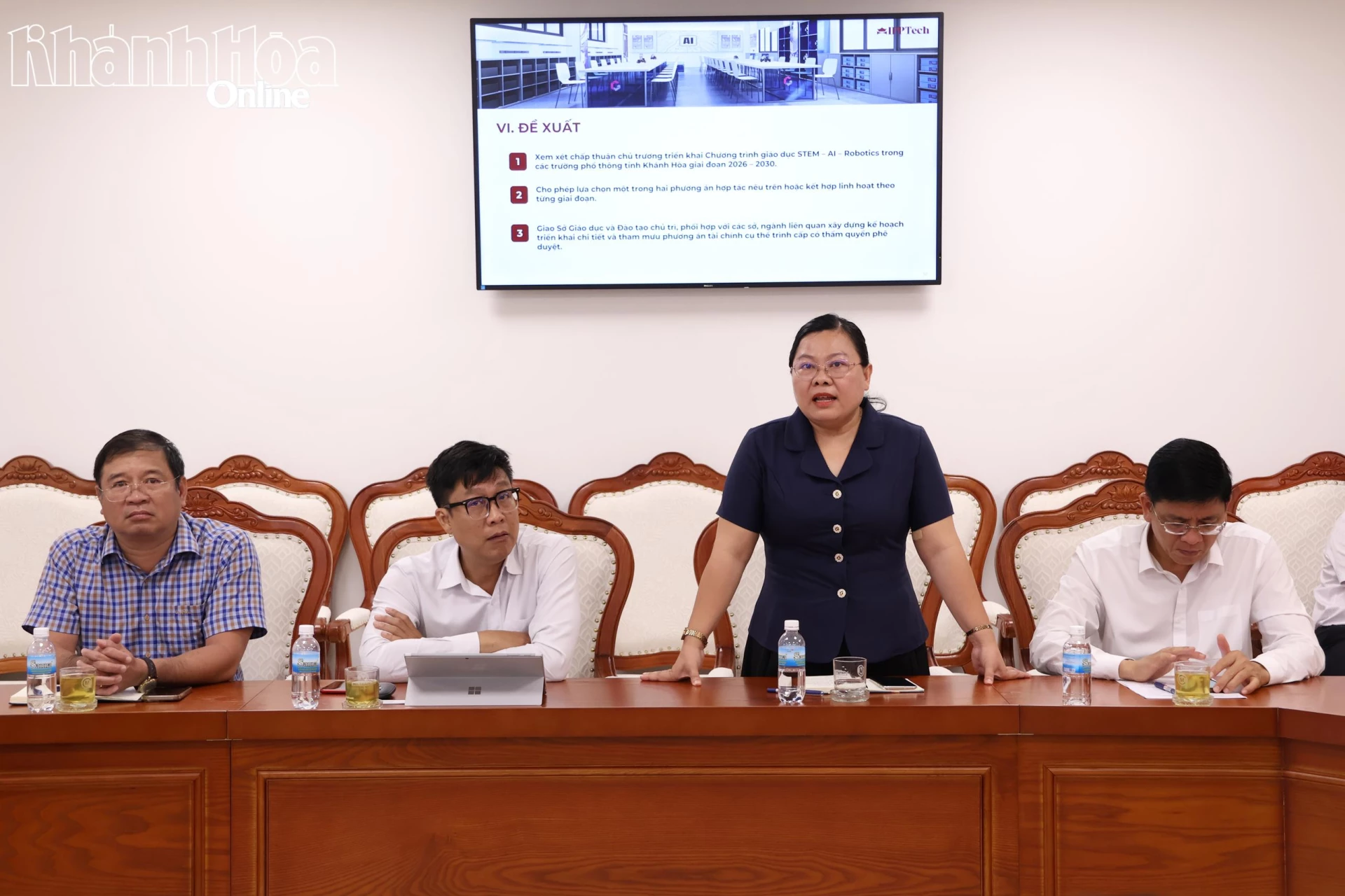 Đại diện Sở Giáo dục và Đào tạo nêu ý kiến tại cuộc họp.