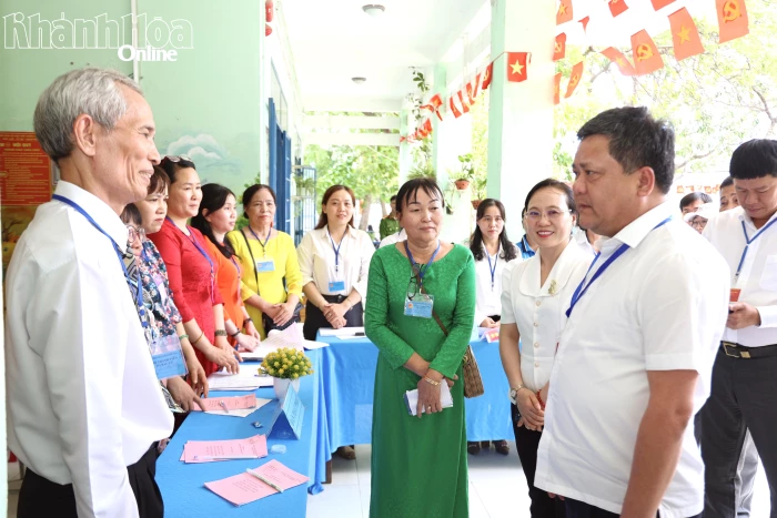 Chủ tịch UBND tỉnh Trần Phong kiểm tra công tác bầu cử tại các địa phương