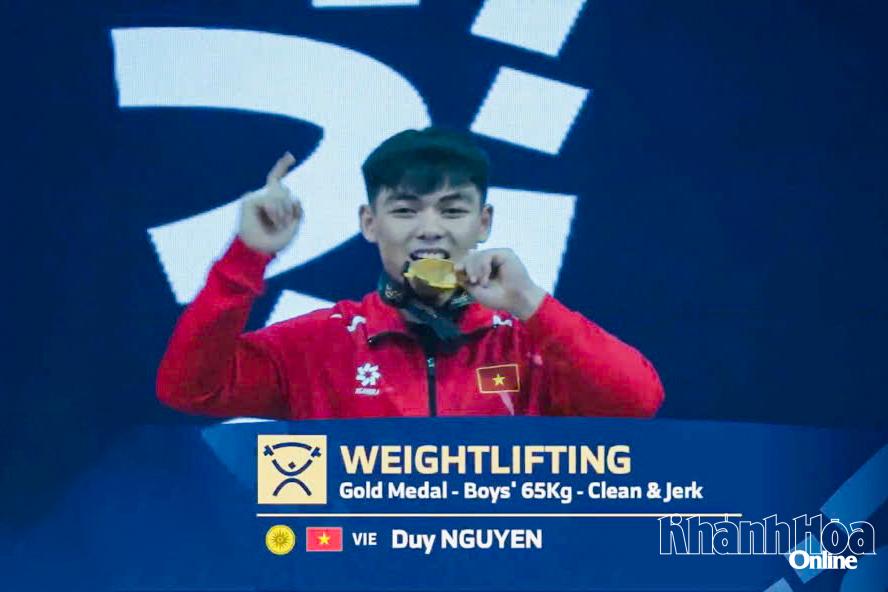 Đô cử Nguyễn Thành Duy với niềm vui bước lên bục vinh quang tại Đại hội Thể thao trẻ châu Á.