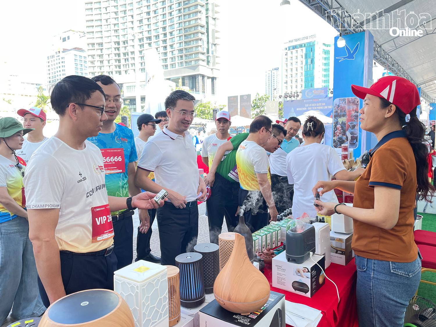 Các đồng chí lãnh đạo Trung ương, tỉnh thăm quan gian hàng OCOP, một hoạt động bên lề giải đấu.