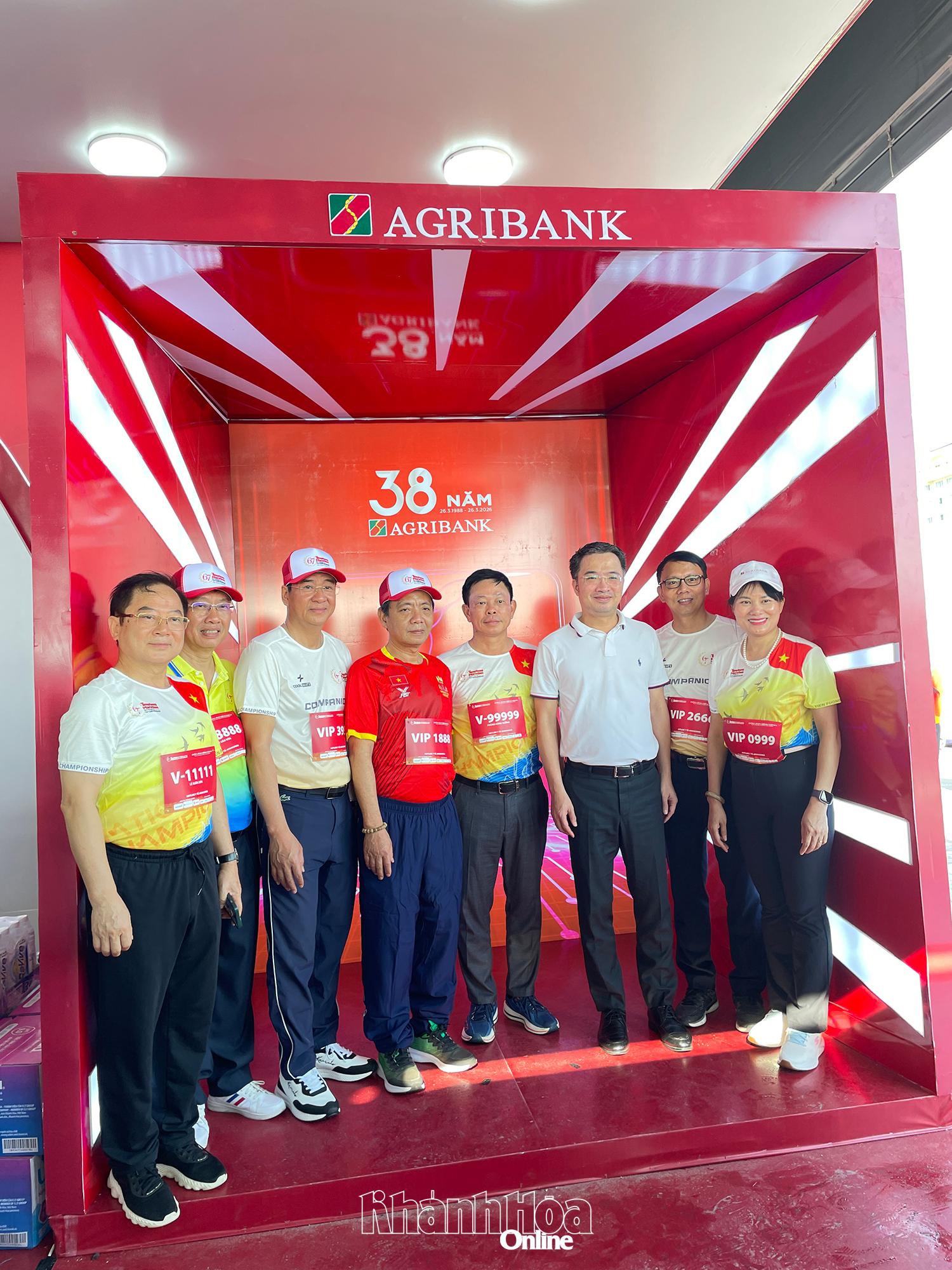 Các đồng chí lãnh đạo Trung ương, tỉnh thử công nghệ chụp hình lấy liền tại gian hàng.