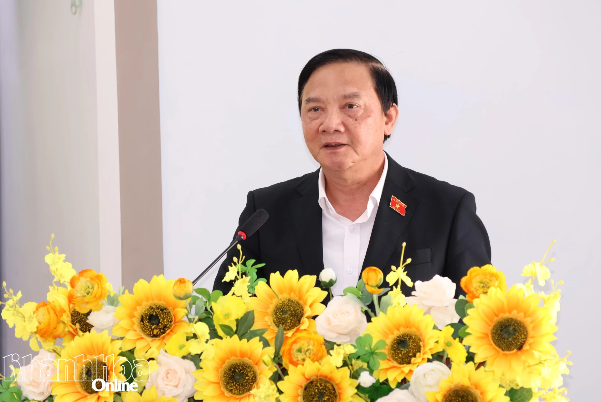 Đồng chí Nguyễn Khắc Định - Ủy viên Trung ương Đảng, Ủy viên Ban Thường vụ Đảng ủy Quốc hội, Phó Chủ tịch Quốc hội, Ủy viên Hội đồng Bầu cử quốc gia cùng với các ứng cử viên đại biểu Quốc hội khóa XVI trình bày chương trình hành động.