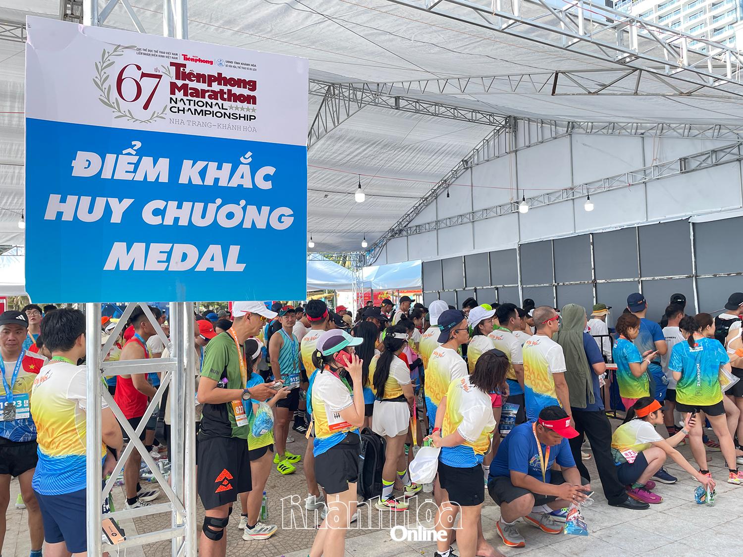 Điểm khắc tên trên huy chương miễn phí, một trong những nét mới của giải chạy marathon.
