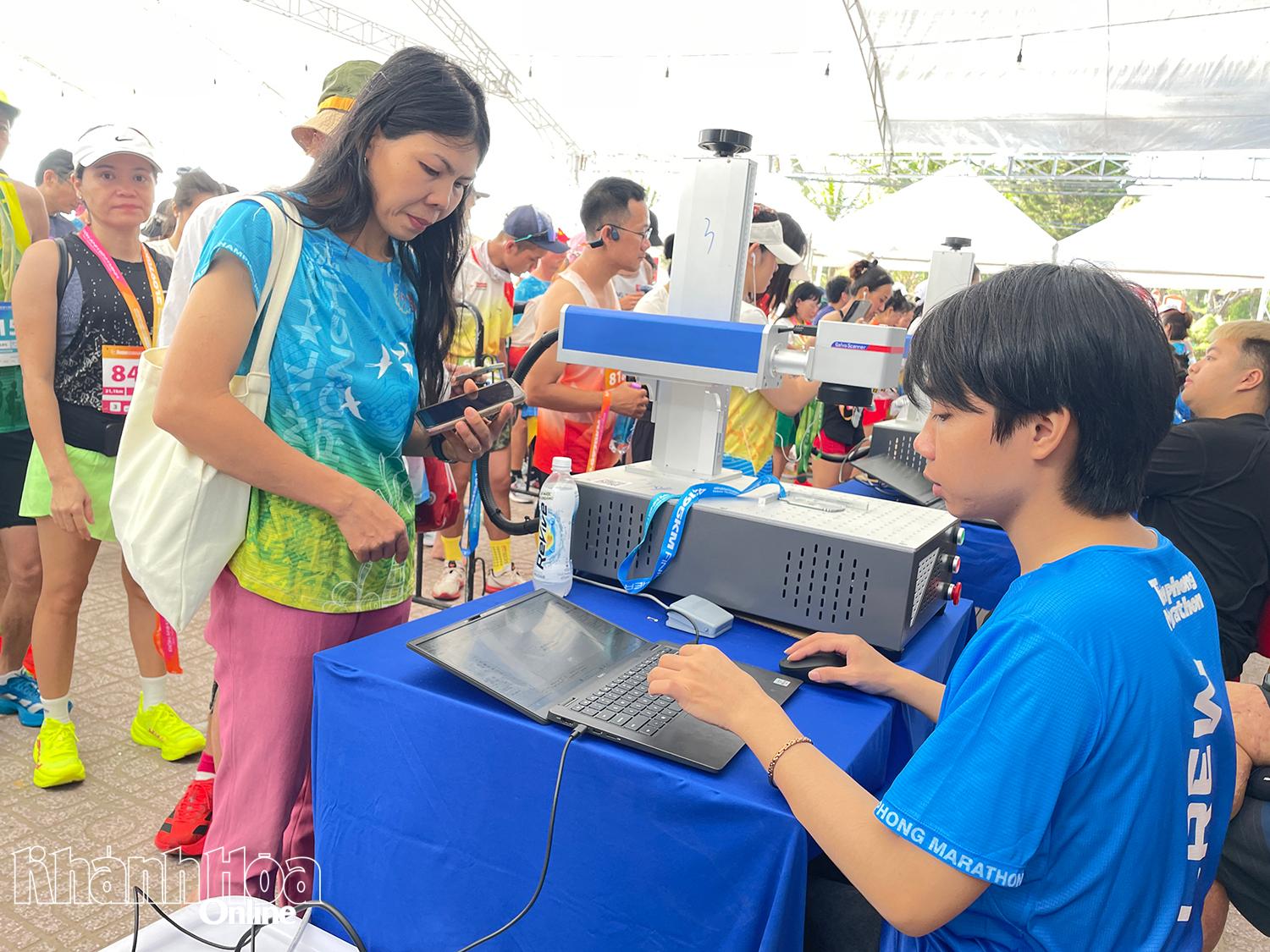 Rất đông vận động viên khắc tên lên huy chương để kỷ niệm.