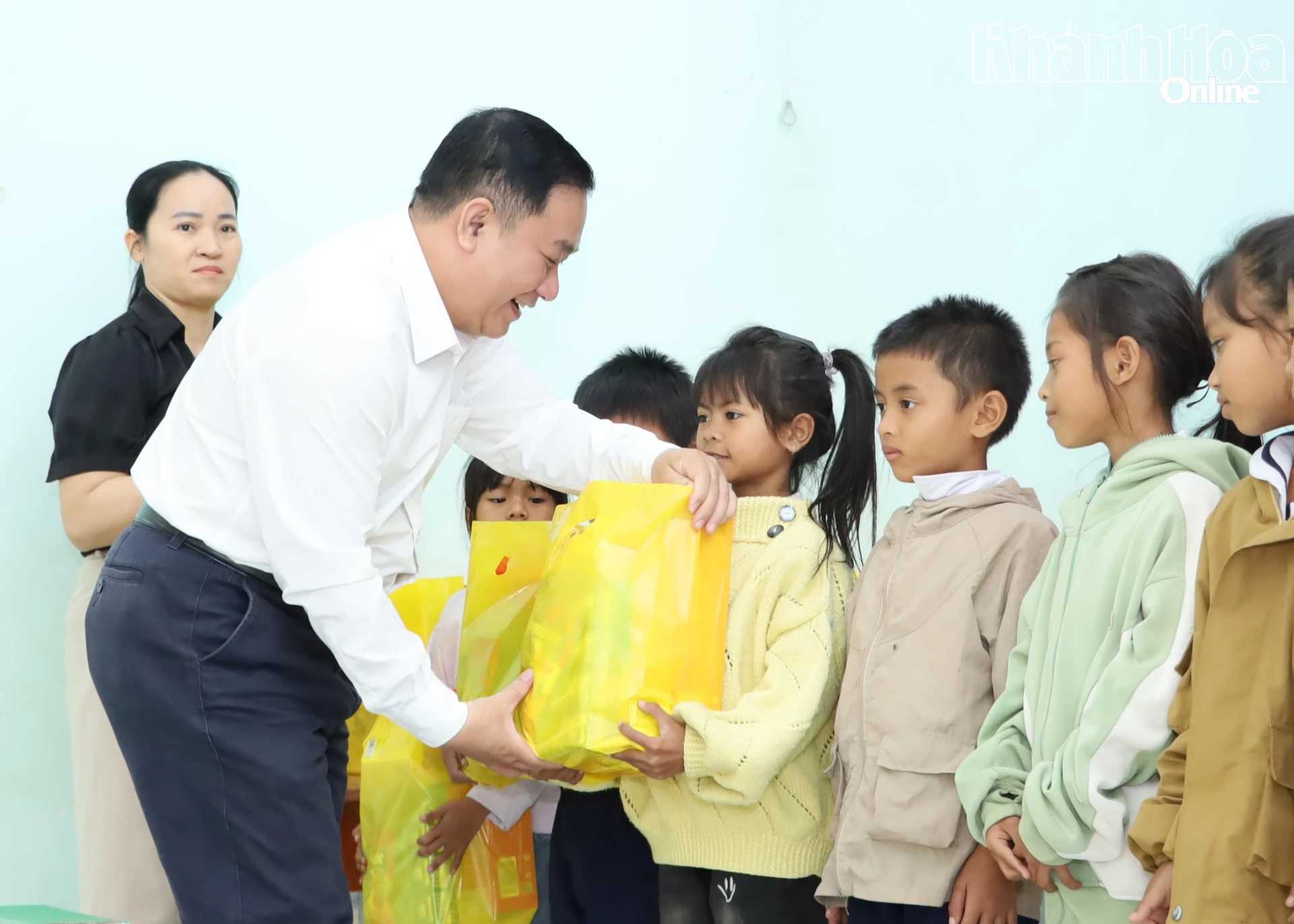 Lãnh đạo Sở Y tế trao quà cho trẻ em có hoàn cảnh khó khăn.