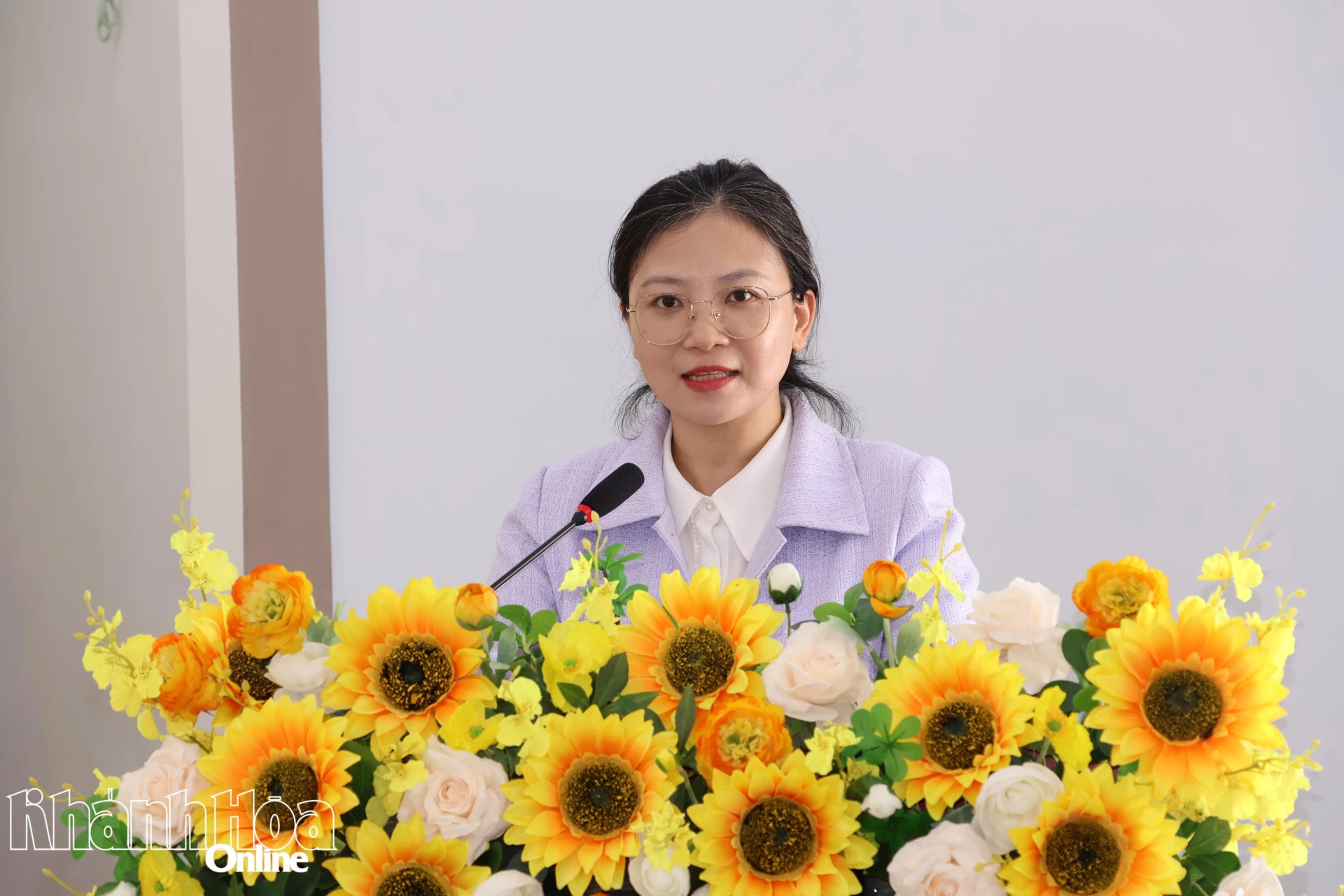 Bà Nguyễn Thanh Ngân – Phó Trưởng Phòng Kế hoạch tổng hợp Bệnh viên Đa khoa Khánh Hòa trình bày chương trình hành động.