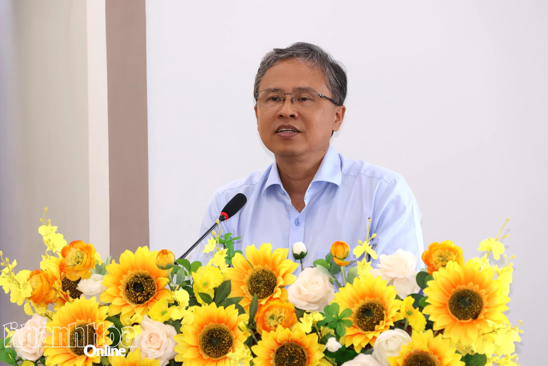 Ông Trần Hòa Nam, Ủy viên Ban Thường vụ Tỉnh ủy, Phó Chủ tịch UBND tỉnh trình bày chương trình hành động.