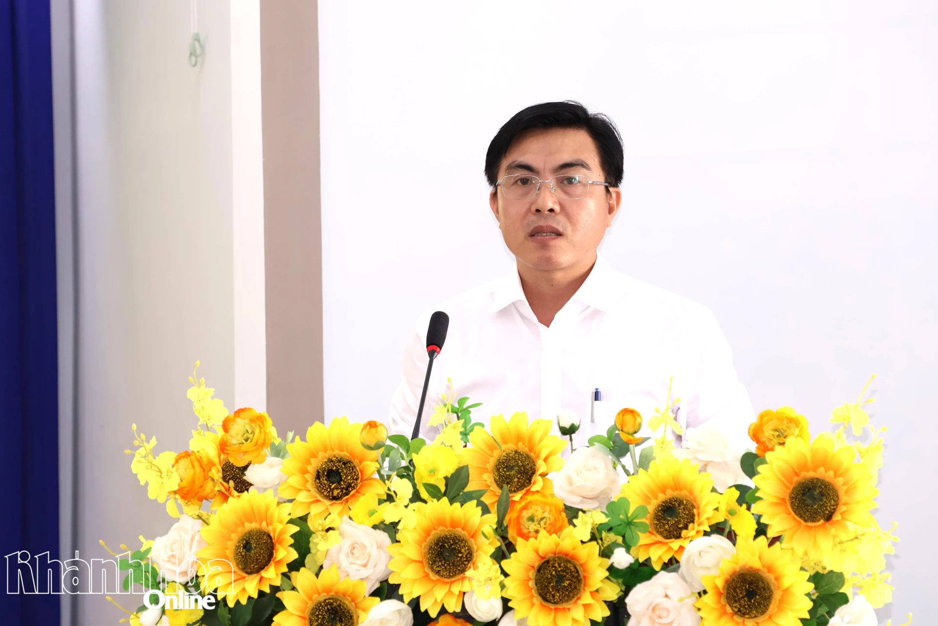 Ông Ngô Trí Dũng - Phó Trưởng phòng Kinh tế, Hạ tầng và Đô thị phường Nam Nha Trang trình bày chương trình hành động.