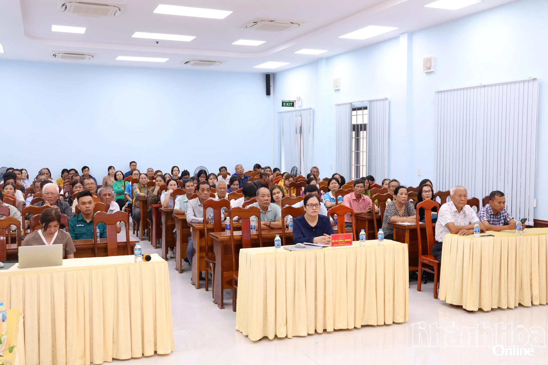 Quang cảnh buổi tiếp xúc cử tri tại xã Tân Định.