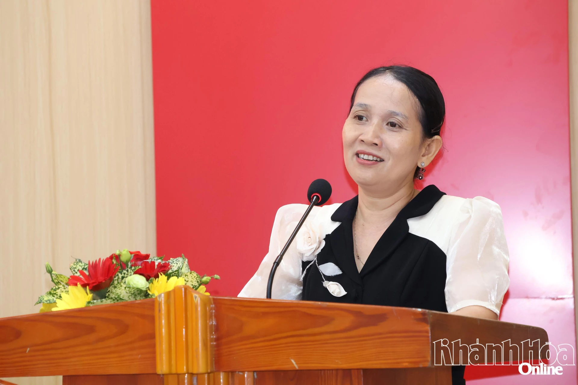 Bà Nguyễn Thị Kim Hương - Phó Bí thư Thường trực Đảng ủy xã, Giám đốc Trung tâm Chính trị Diên Khánh trình bày chương trình hành động.