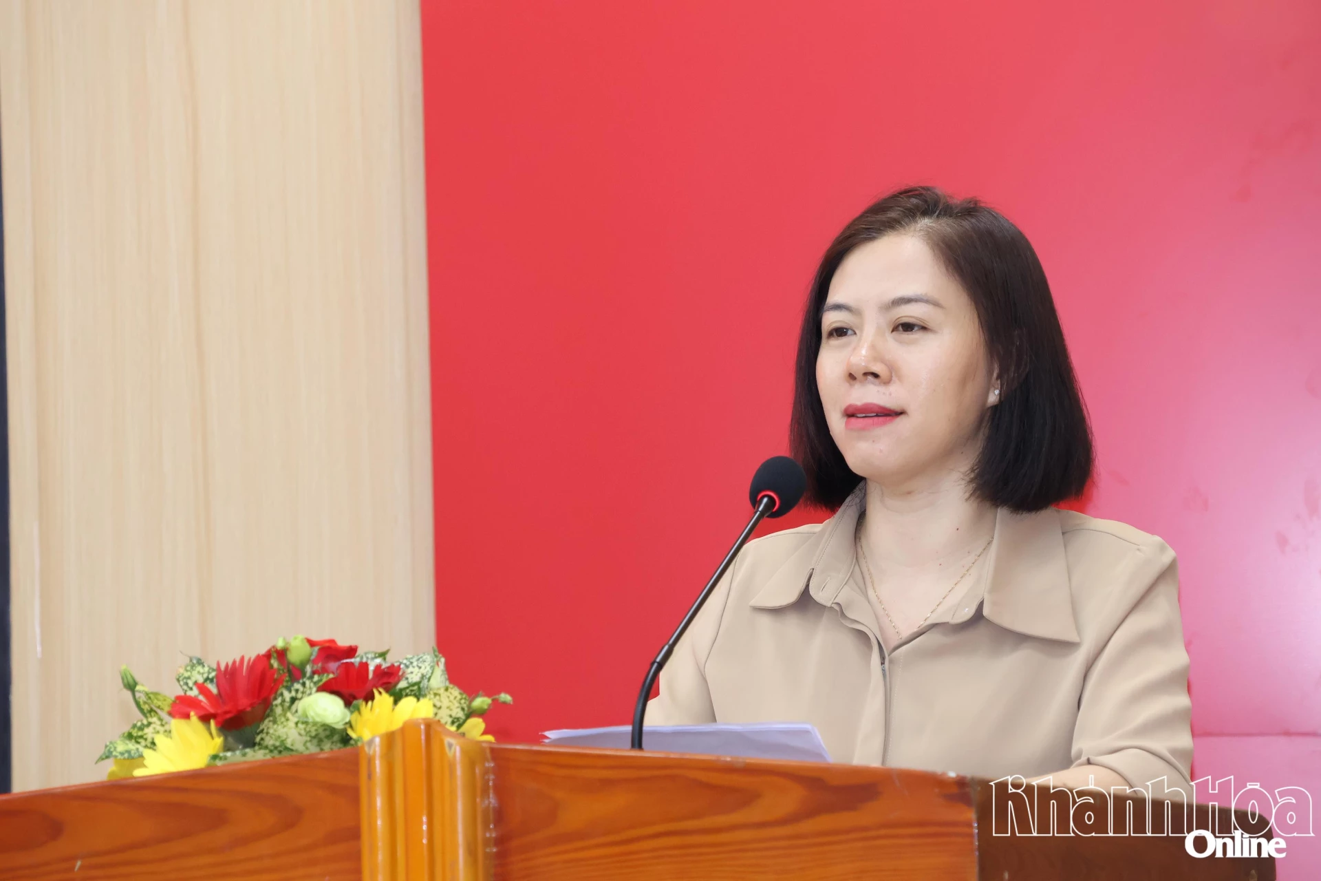 Bà Thái Lâm Quỳnh - Ủy viên Ủy ban Kiểm tra Đảng ủy xã Diên Khánh trình bày chương trình hành động.