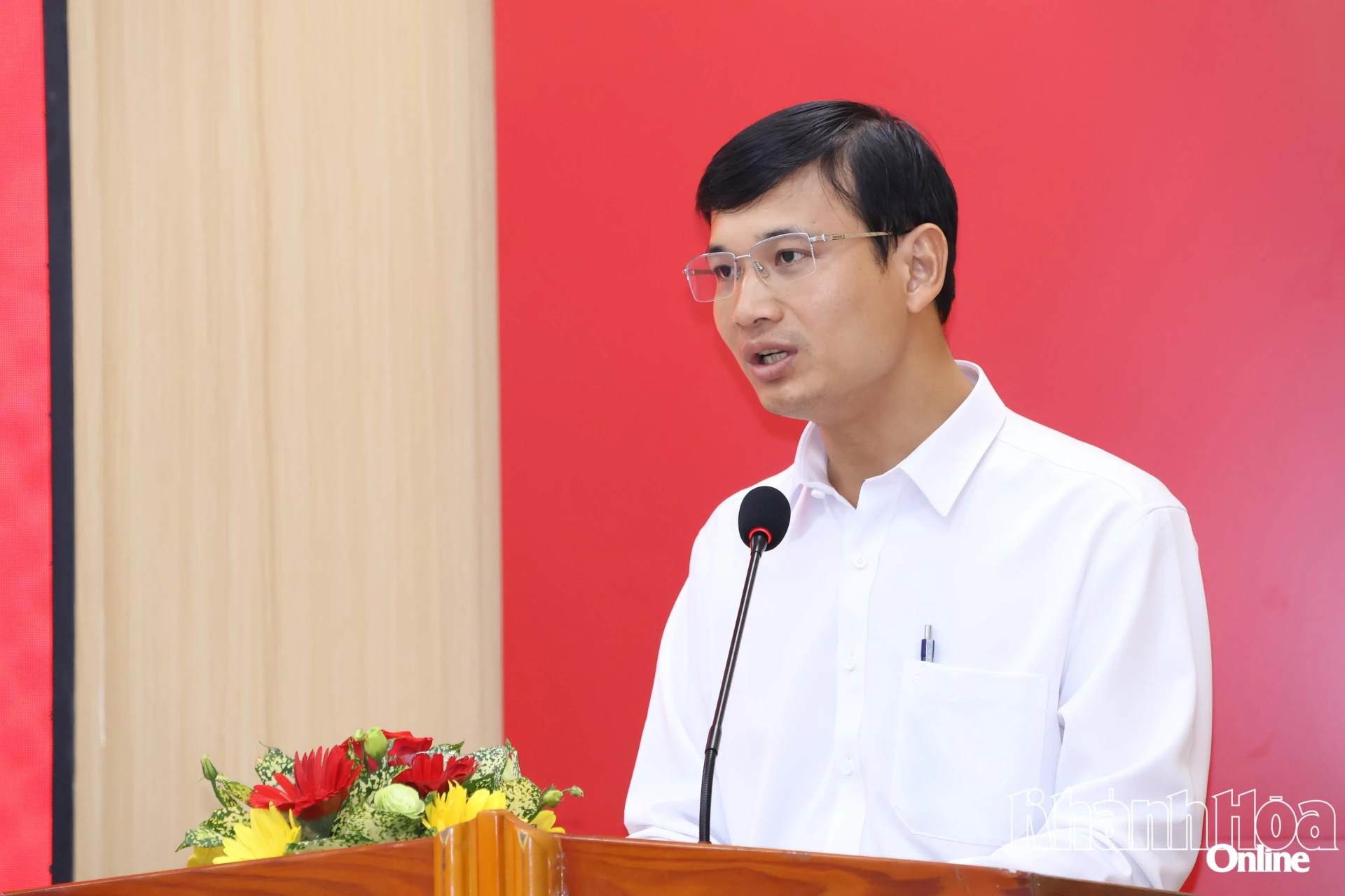 Ông Nguyễn Ngọc Điệp - giáo viên, Bí thư Đoàn Trường THPT Lý Tự Trọng  trình bày chương trình hành động.