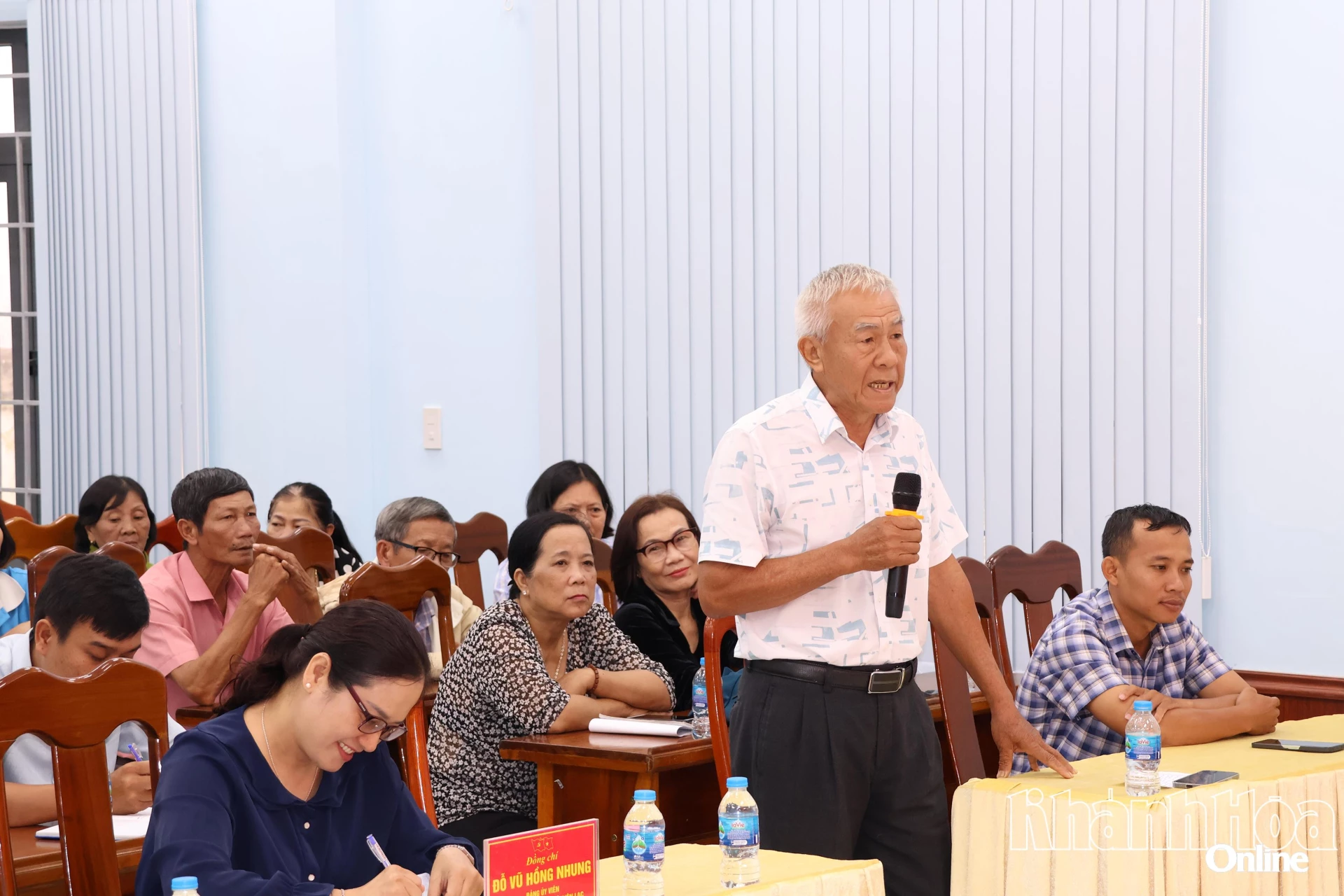 Cử tri xã Diên Lạc nêu đề xuất, kiến nghị tại buổi tiếp xúc.