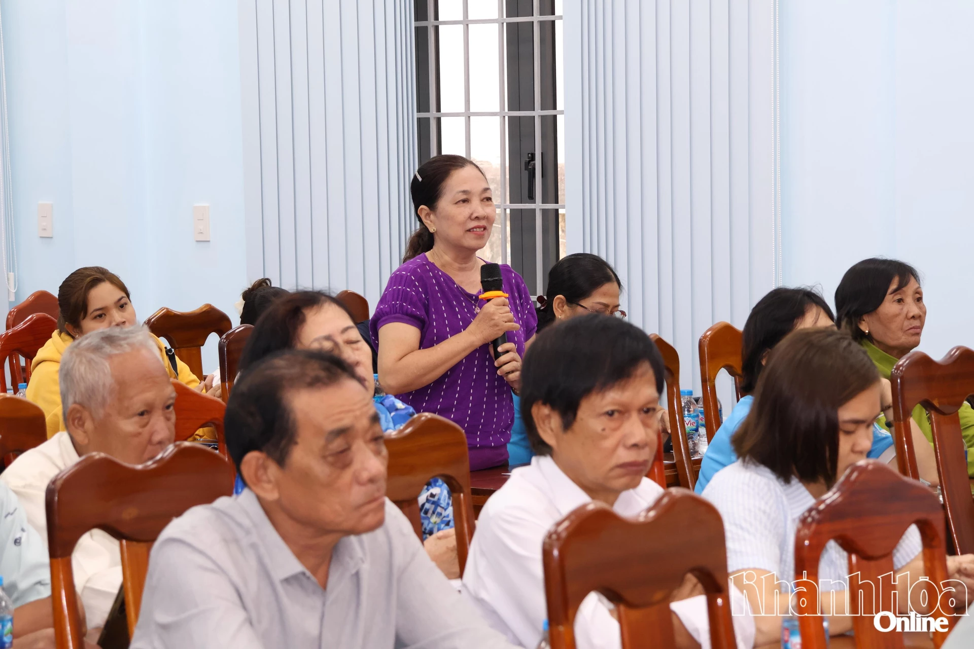 Cử tri xã Diên Lạc nêu đề xuất, kiến nghị tại buổi tiếp xúc.