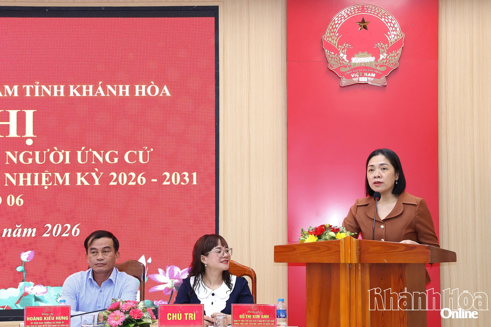 Bà Trần Thu Mai - Ủy viên Ban Thường vụ Tỉnh ủy, Phó Chủ tịch Thường trực Ủy ban MTTQ Việt Nam tỉnh trình bày chương trình hành động.