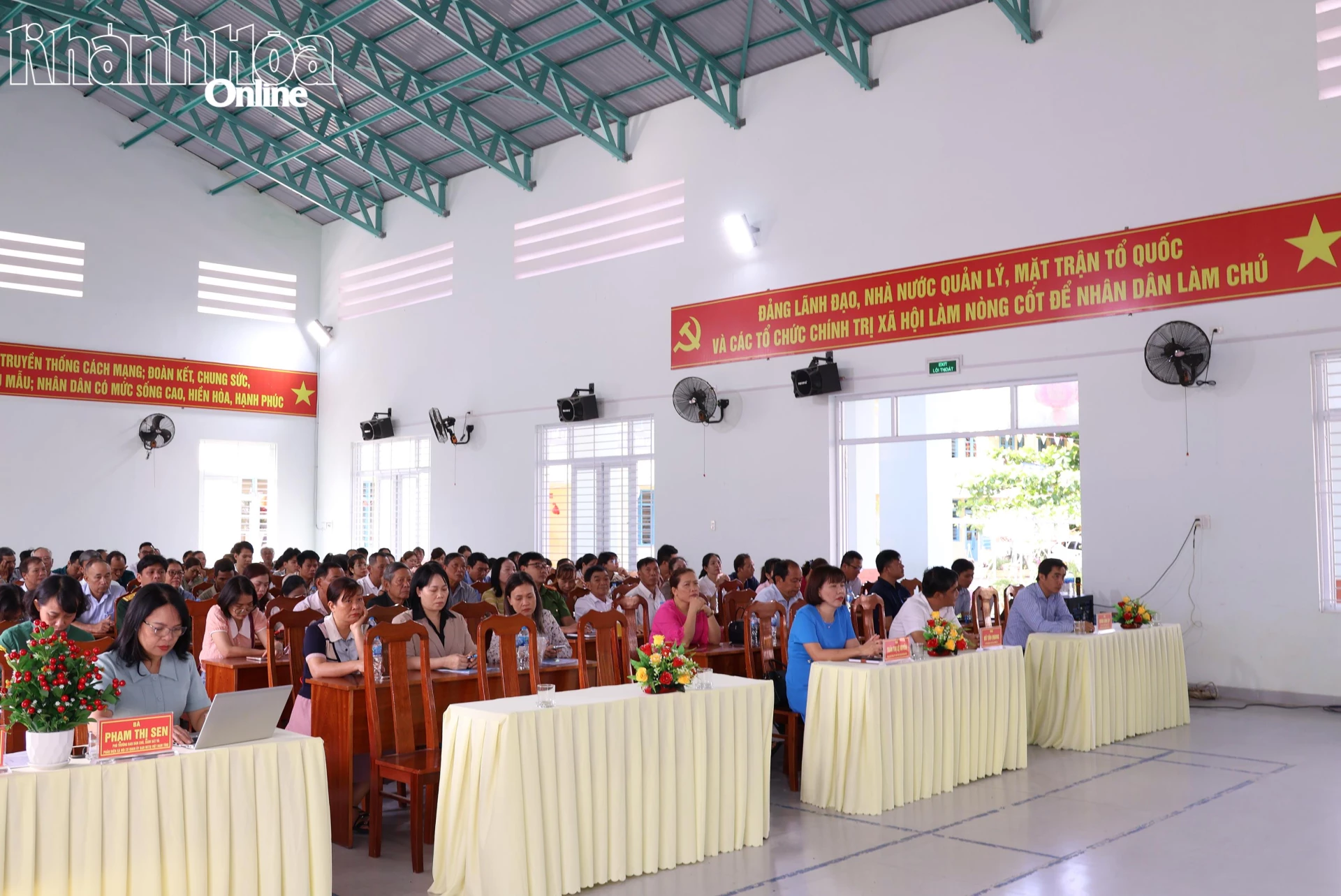 Cử tri xã Suối Dầu tiếp xúc cử tri.