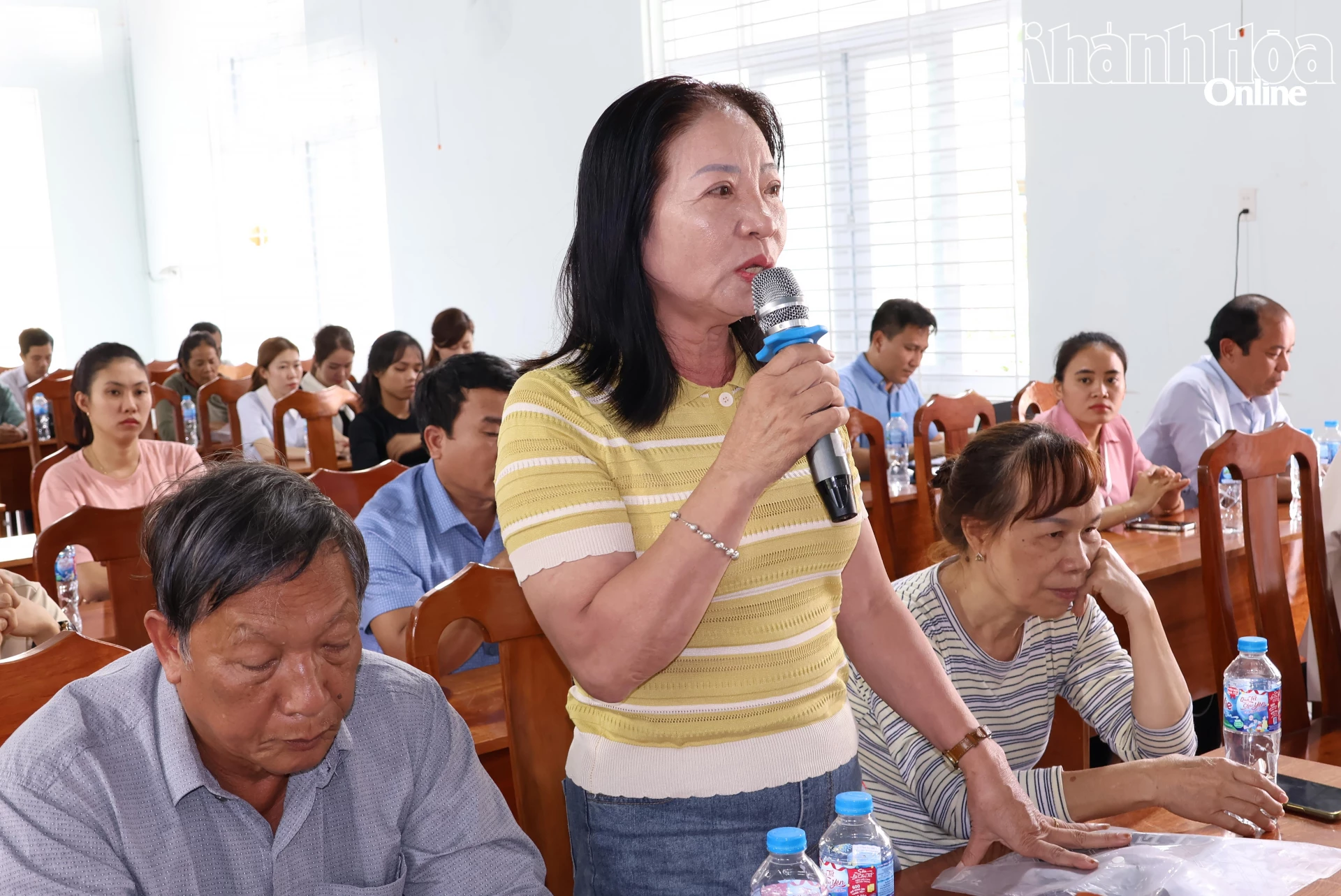 Cử tri xã Suối Dầu nêu ý kiến tại hội nghị.