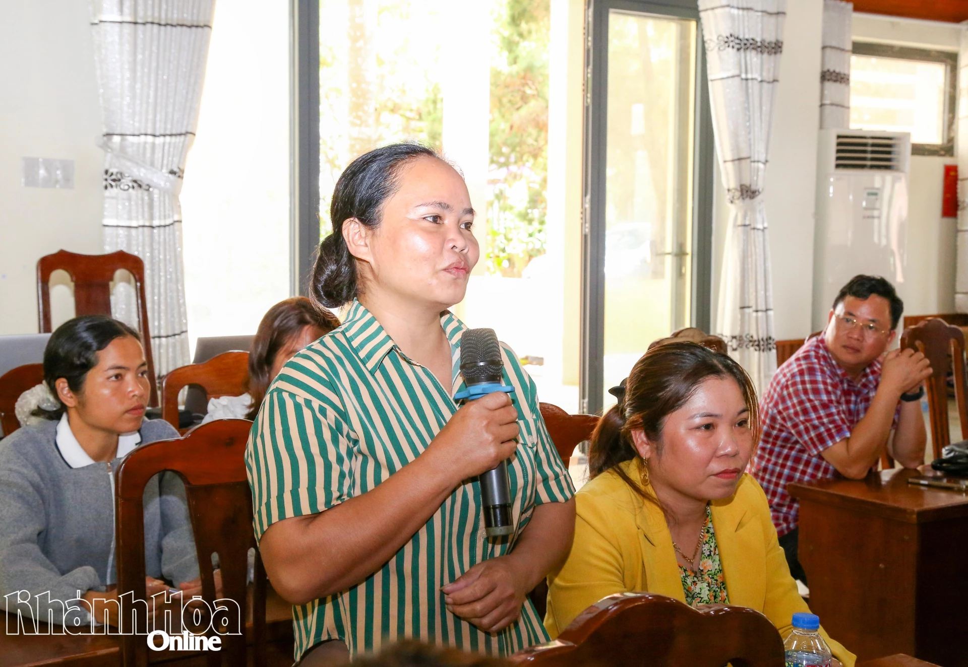 Cử tri xã Khánh Sơn gửi gắm tâm tư nguyện vọng đến những người ứng cử