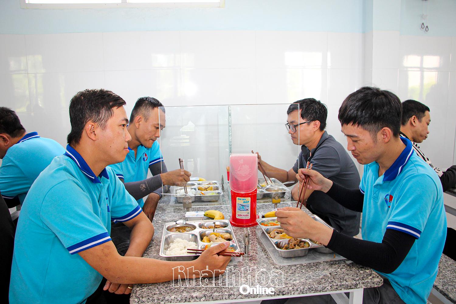 Giờ ăn ca của công nhân Công ty TNHH Hải Nam.