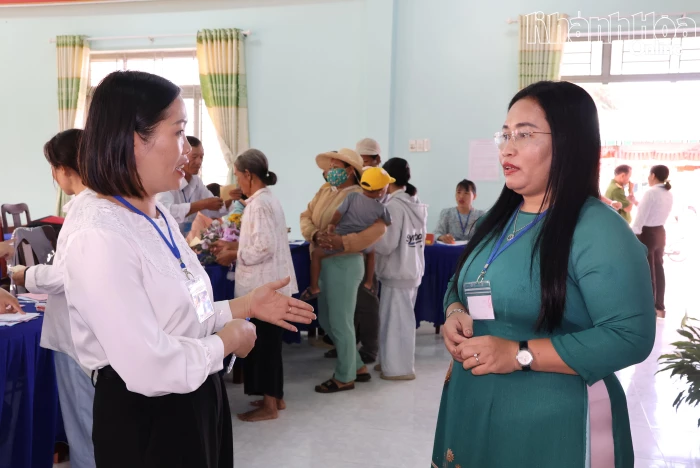 Giám đốc Sở Dân tộc và Tôn giáo Chamaléa Thị Thủy kiểm tra công tác bầu cử tại 4 địa phương phía nam tỉnh