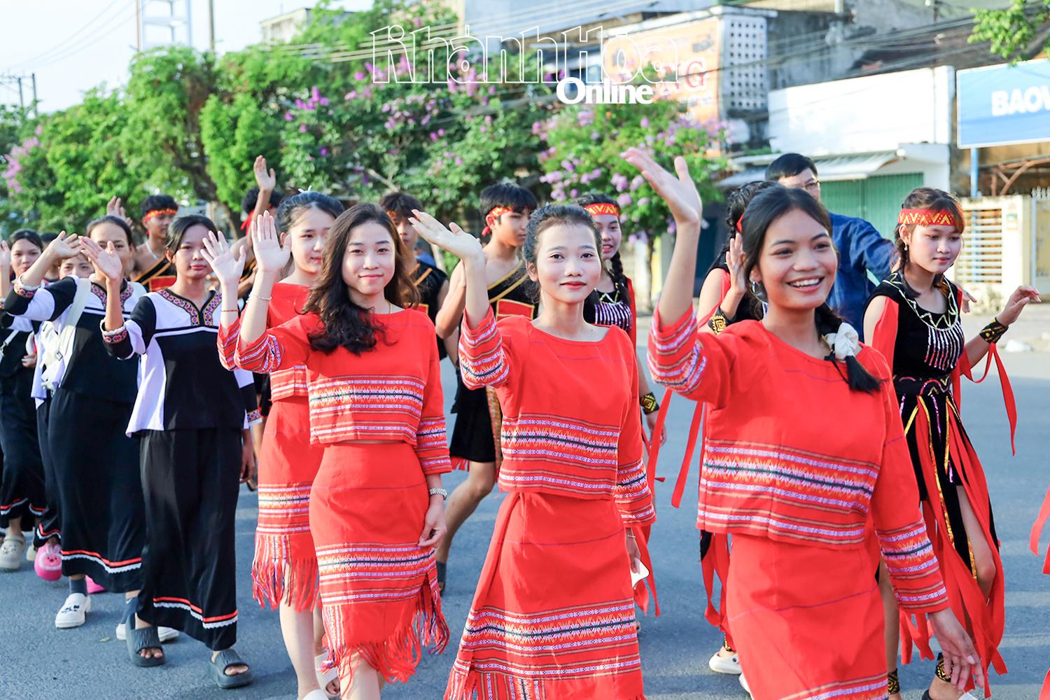 Hoạt động diễu hành trong Ngày Văn hóa các dân tộc Việt Nam, trên địa bàn tỉnh năm 2025.