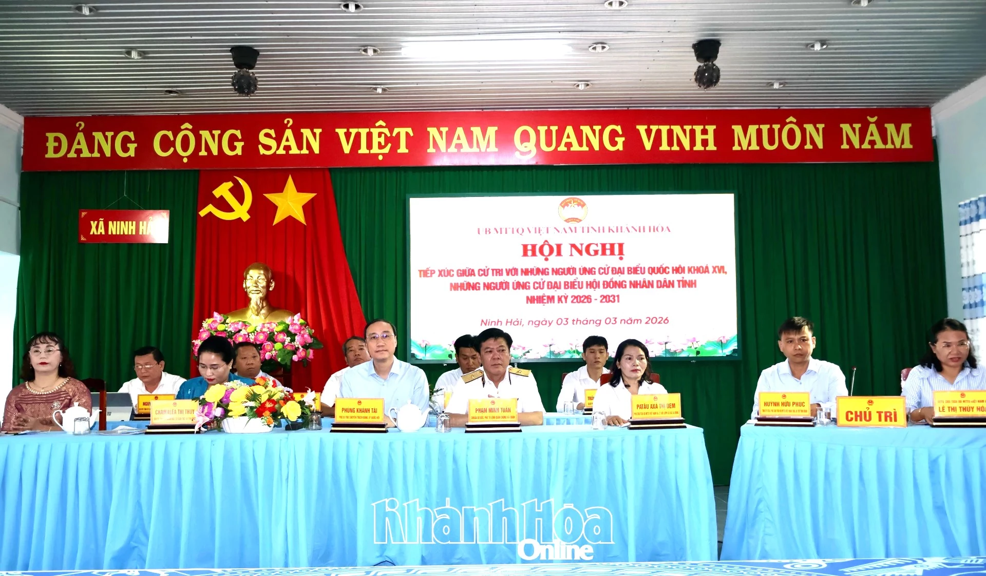 Những người ứng cử đại biểu Quốc hội khóa XVI và đại biểu HĐND tỉnh tiếp xúc cử tri 2 xã Ninh Hải và Xuân Hải.