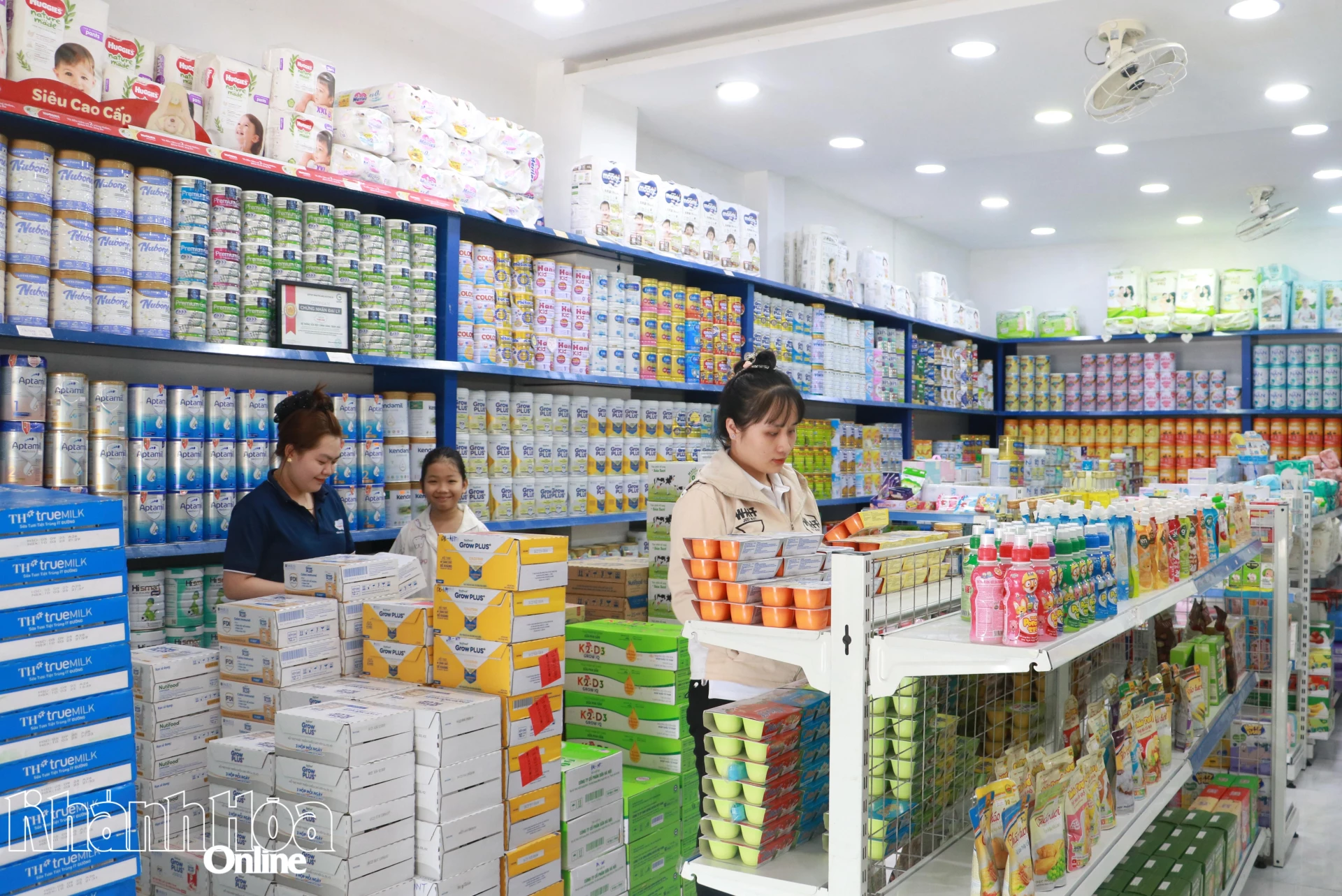 Hoạt động kinh doanh tại một cơ sở trên địa bàn phường Nha Trang.