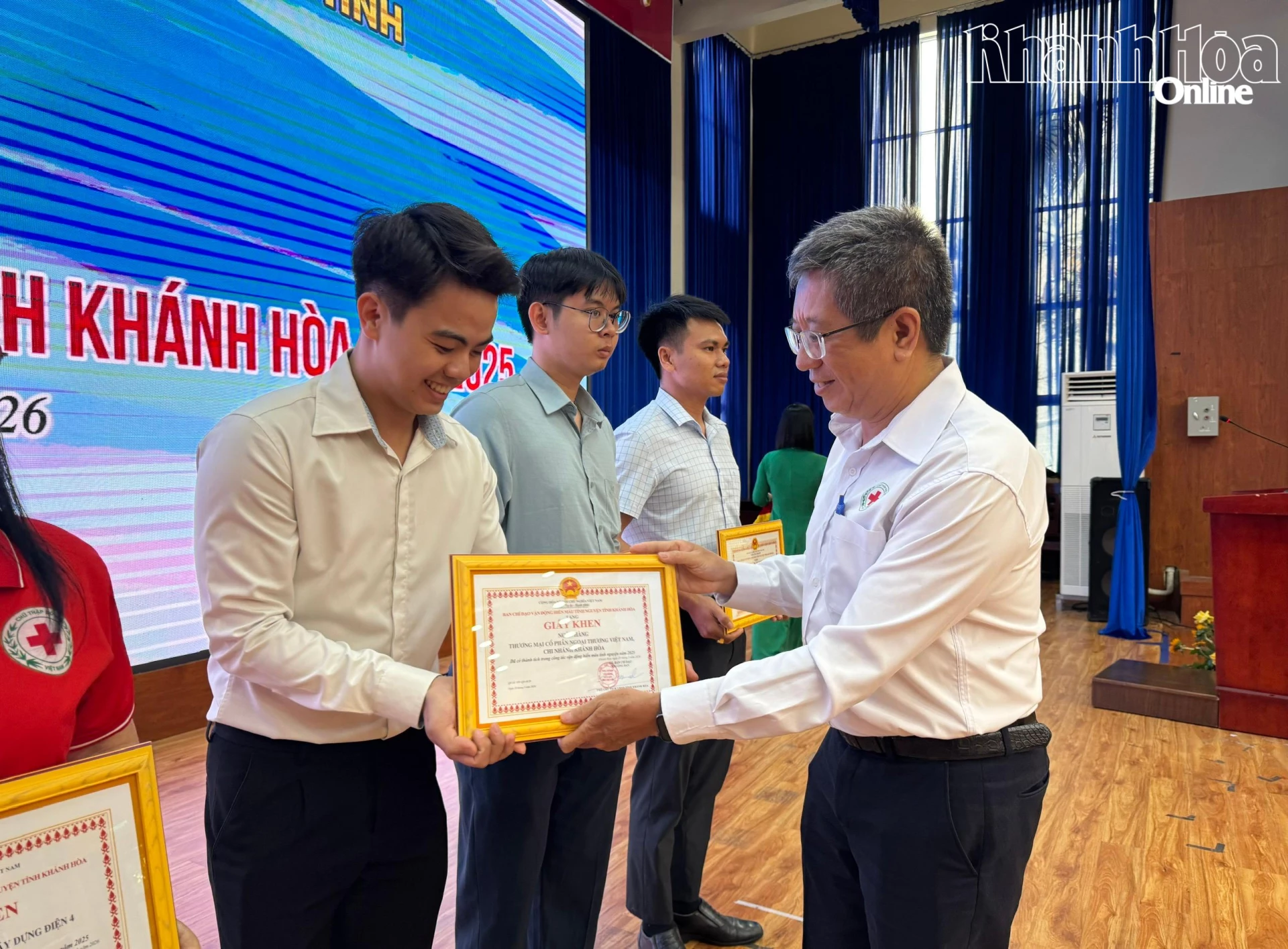 Lãnh đạo Hội Chữ thập đỏ trao tặng giấy khen của Ban Chỉ đạo vận động Hiến máu tình nguyện tỉnh cho các cá nhân