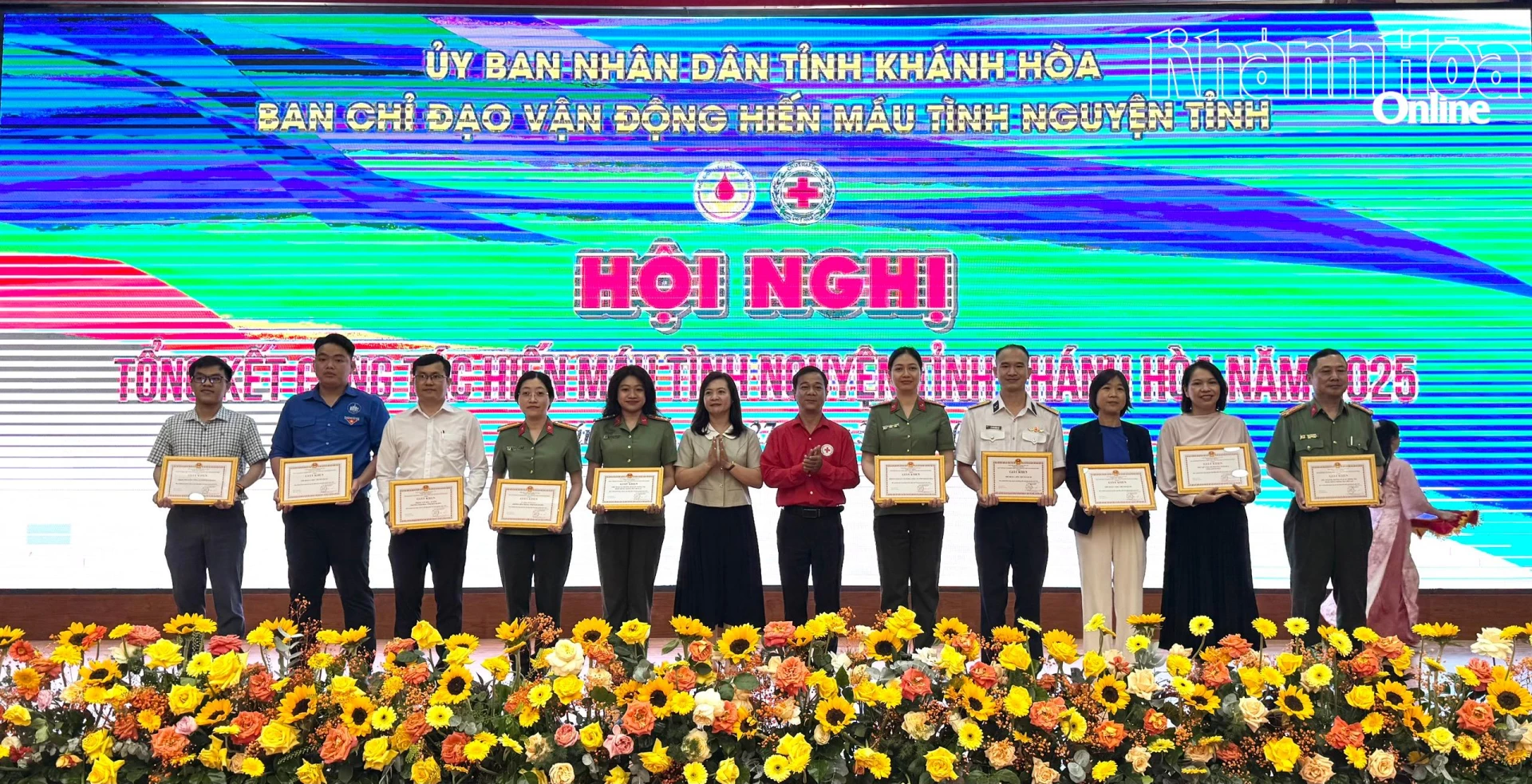 Các cá nhân nhận giấy khen của Ban Chỉ đạo vận động hiến máu tình nguyện tỉnh 