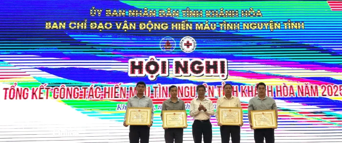 Khen thưởng các tập thể, cá nhân thực hiện tốt công tác hiến máu tình nguyện năm 2025