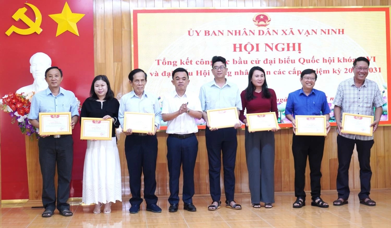 Lãnh đạo xã Vạn Ninh tặng giấy khen cho các cá nhân. 