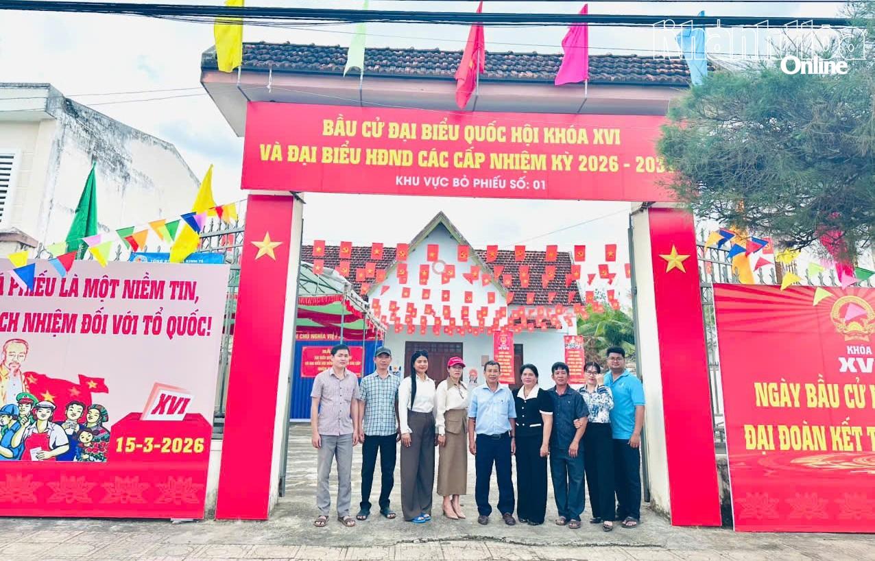 Khu vực bầu cử được trang trí rực rỡ