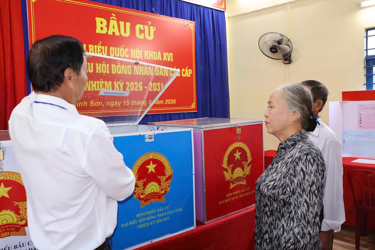 Kiểm tra và niêm phong thùng phiếu. Ảnh: Mã Phương.